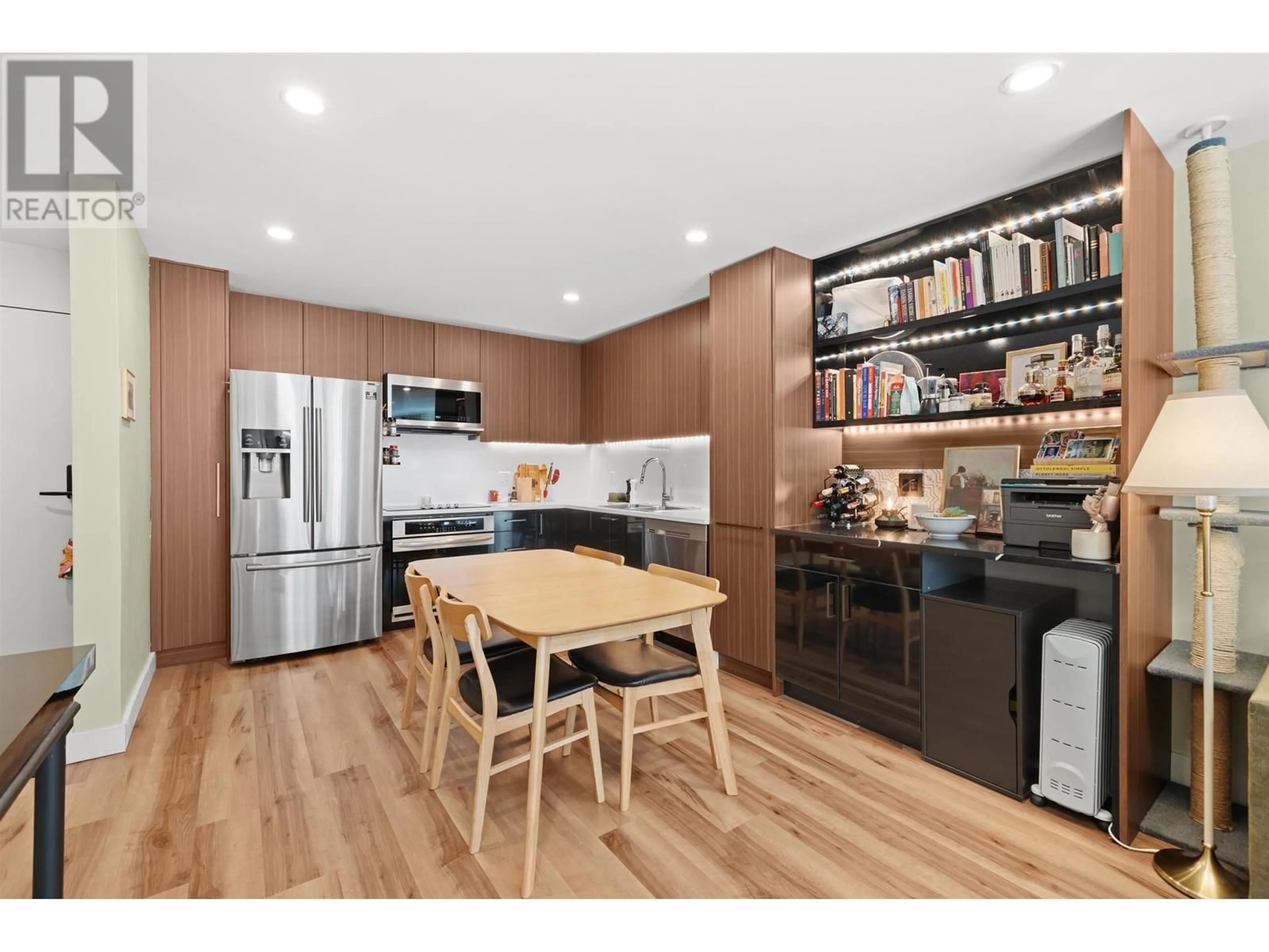 Open concept kitchen, wood/laminate floor for 214 - 215 MOWAT STREET, New Westminster British Columbia V3M4B1