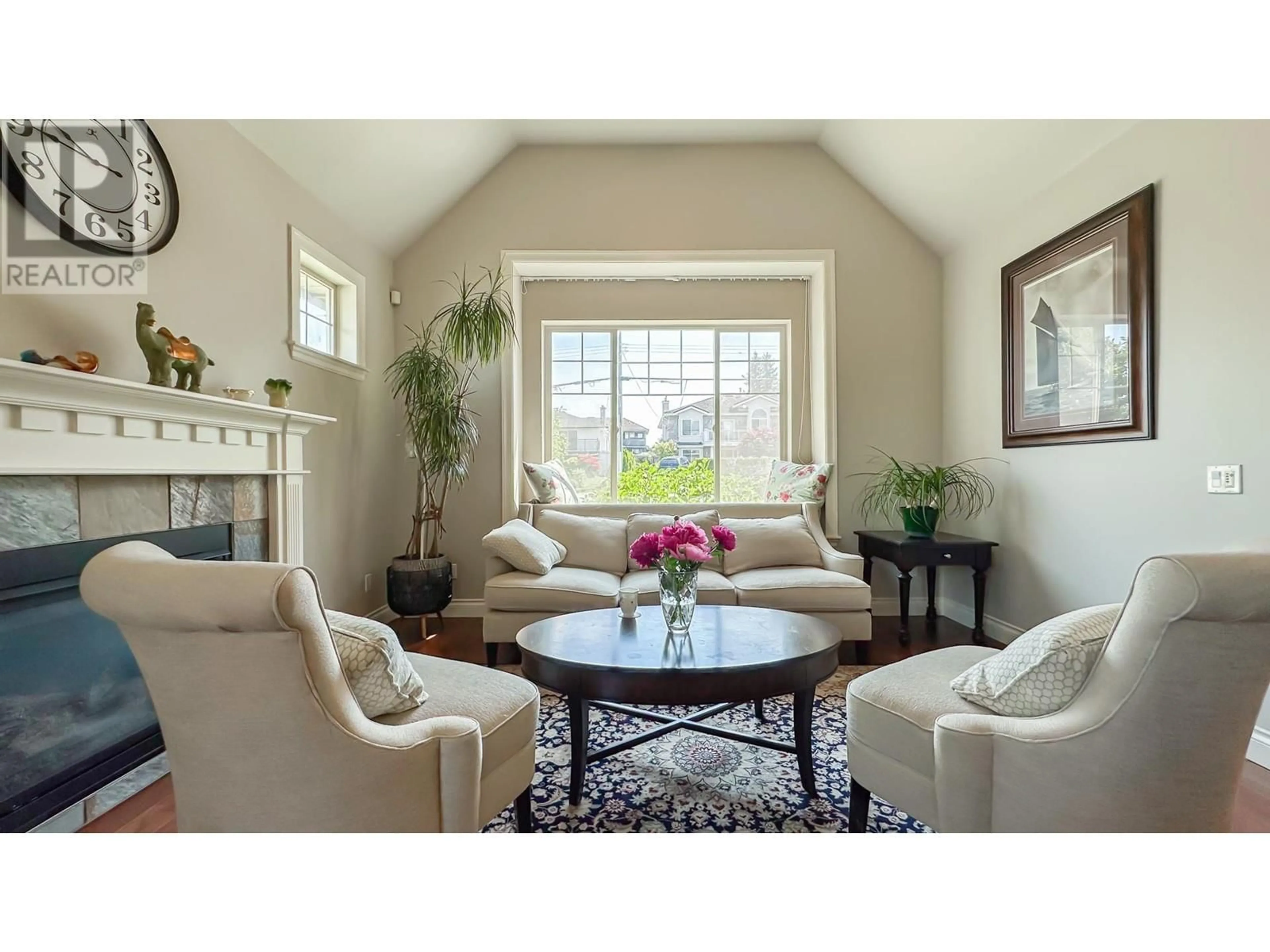 Living room with furniture, unknown for 5487 HARDWICK STREET, Burnaby British Columbia V5G1R2