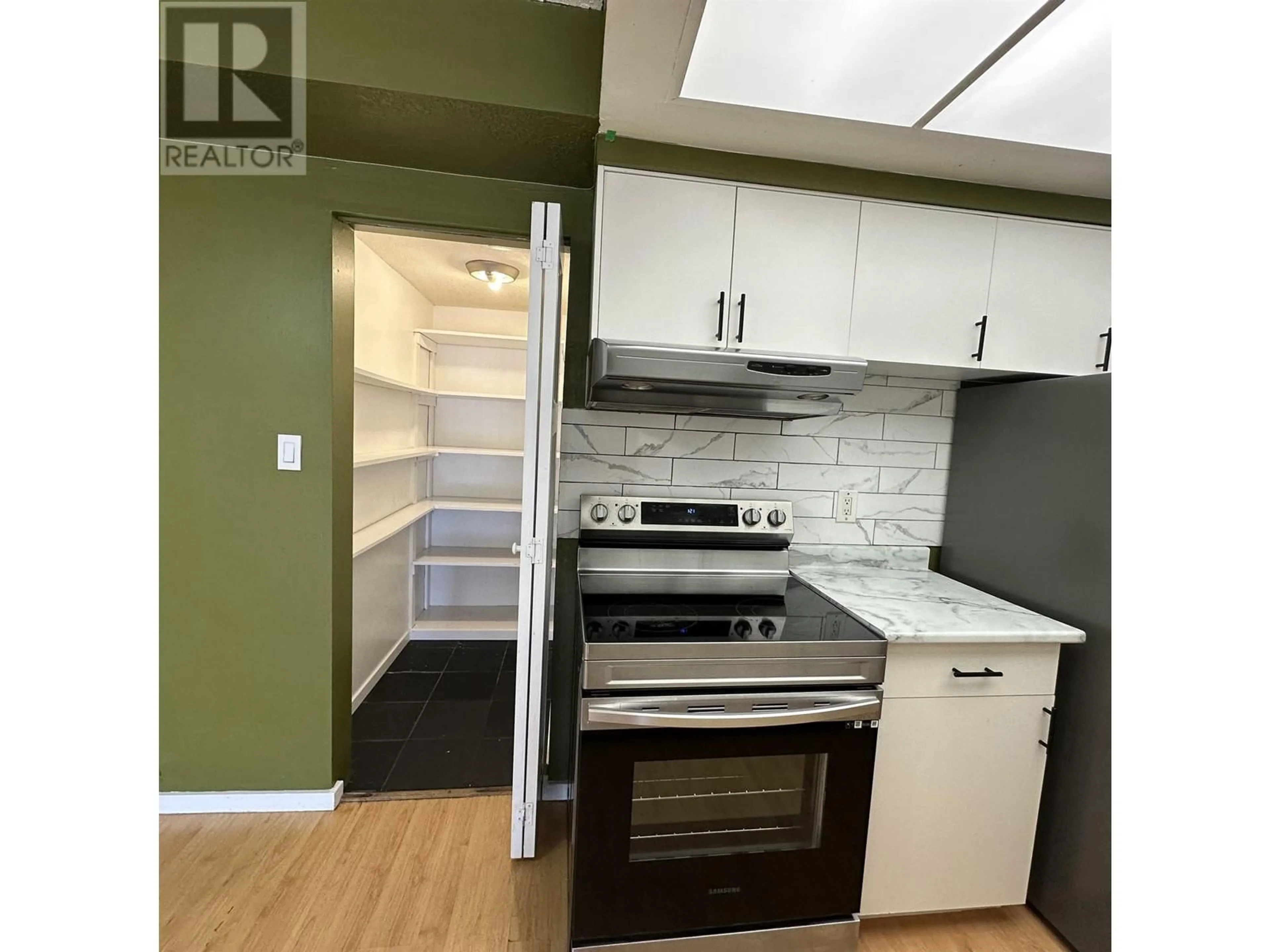 Standard kitchen, unknown for 213 - 123 19TH STREET, North Vancouver British Columbia V7L2Y9