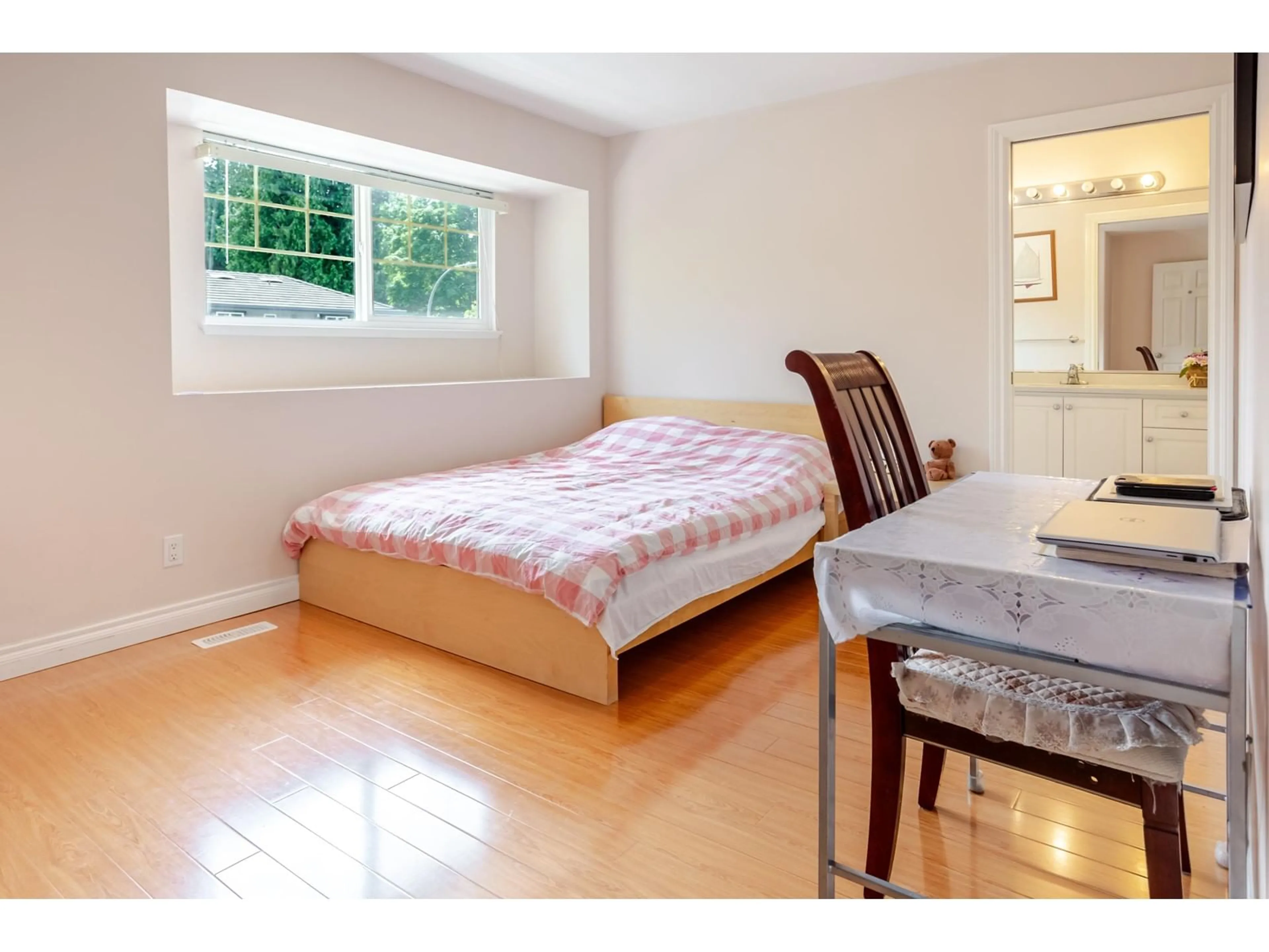 Bedroom with bed, unknown for 15619 102B, Surrey British Columbia V4N2M1