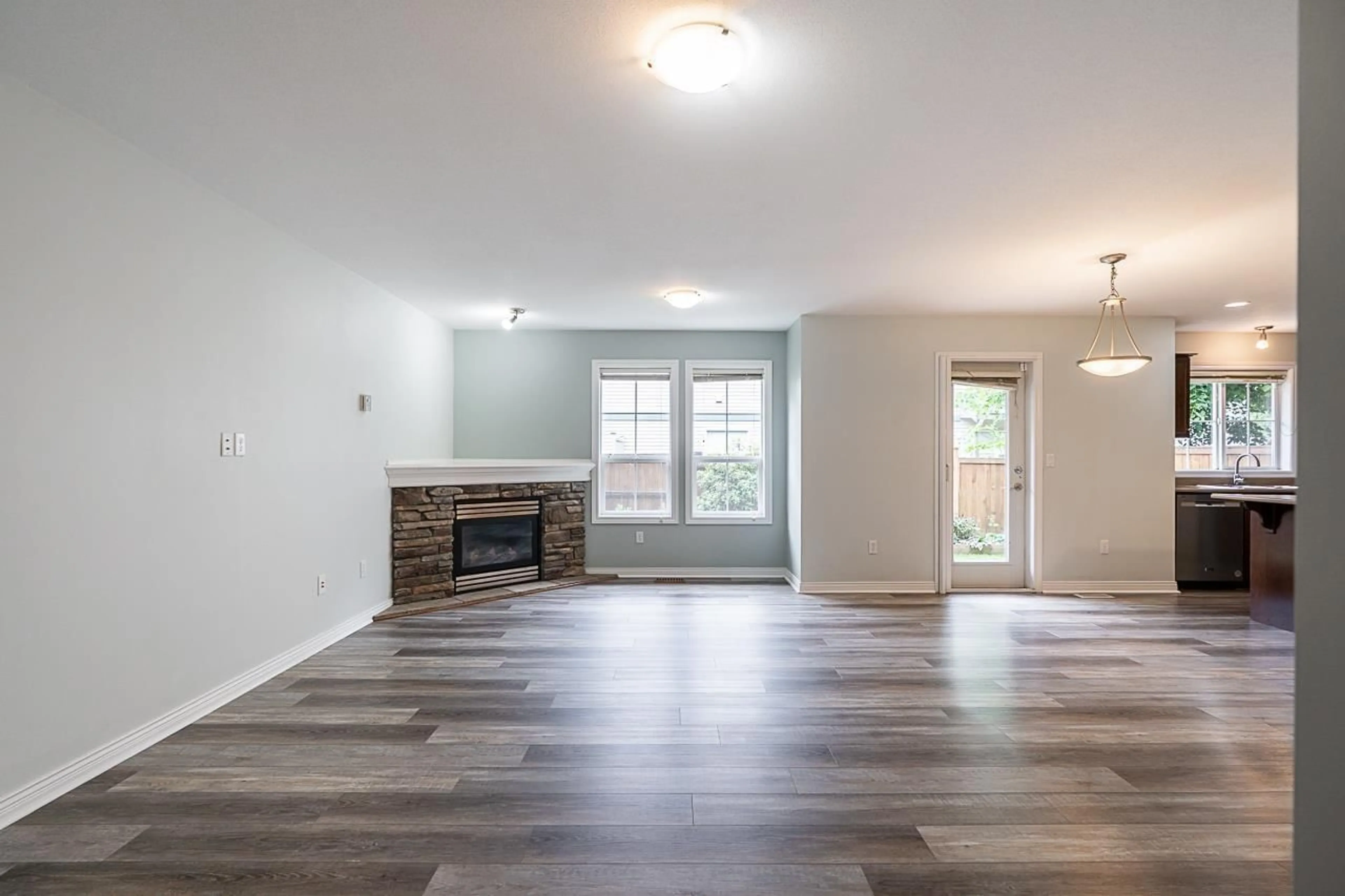 Living room with furniture, wood/laminate floor for 4 - 1175 7TH AVENUE, Hope British Columbia V0X1L4