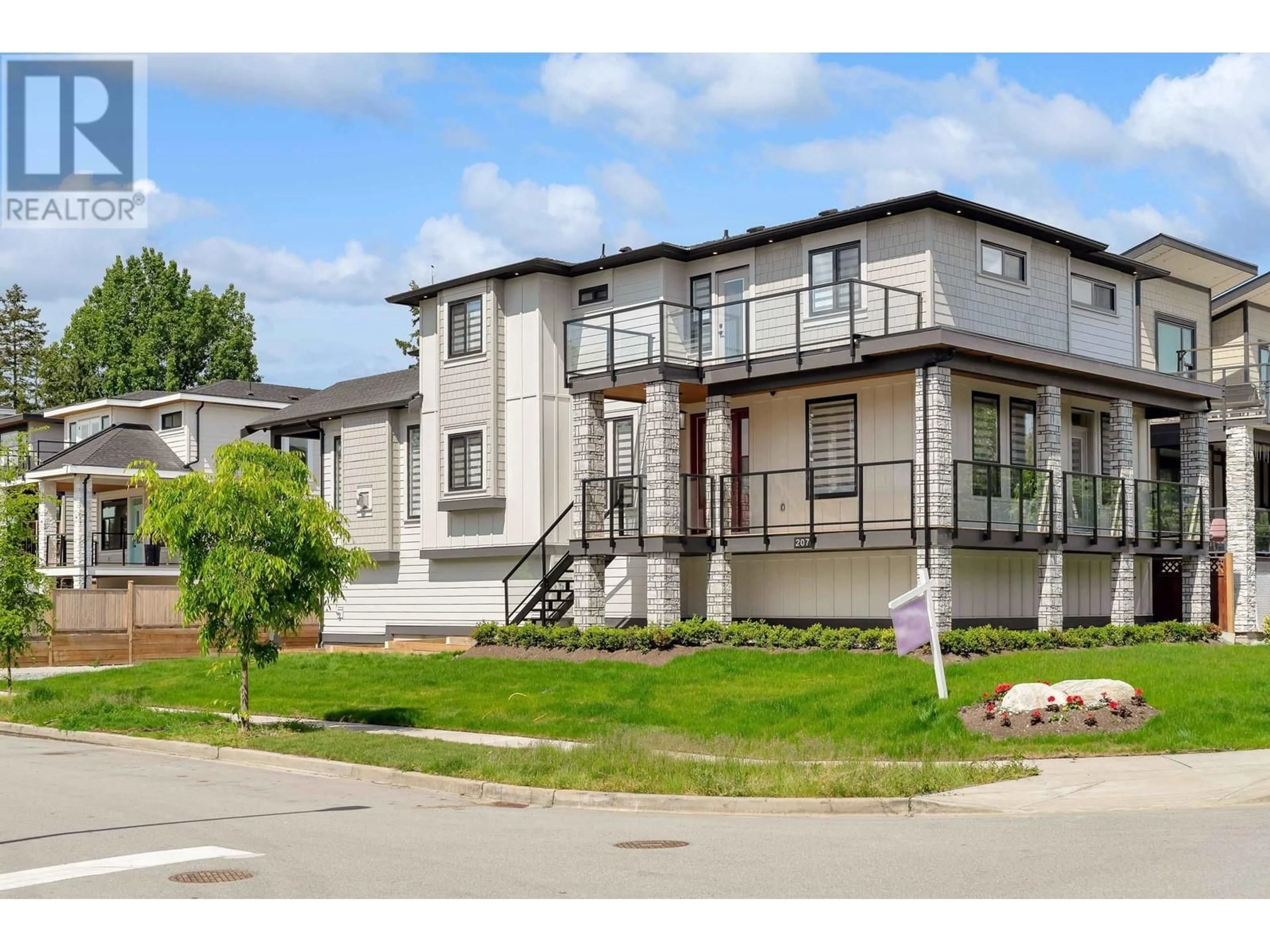 Home with vinyl exterior material, street for 207 MABEL STREET, New Westminster British Columbia V3M0L1