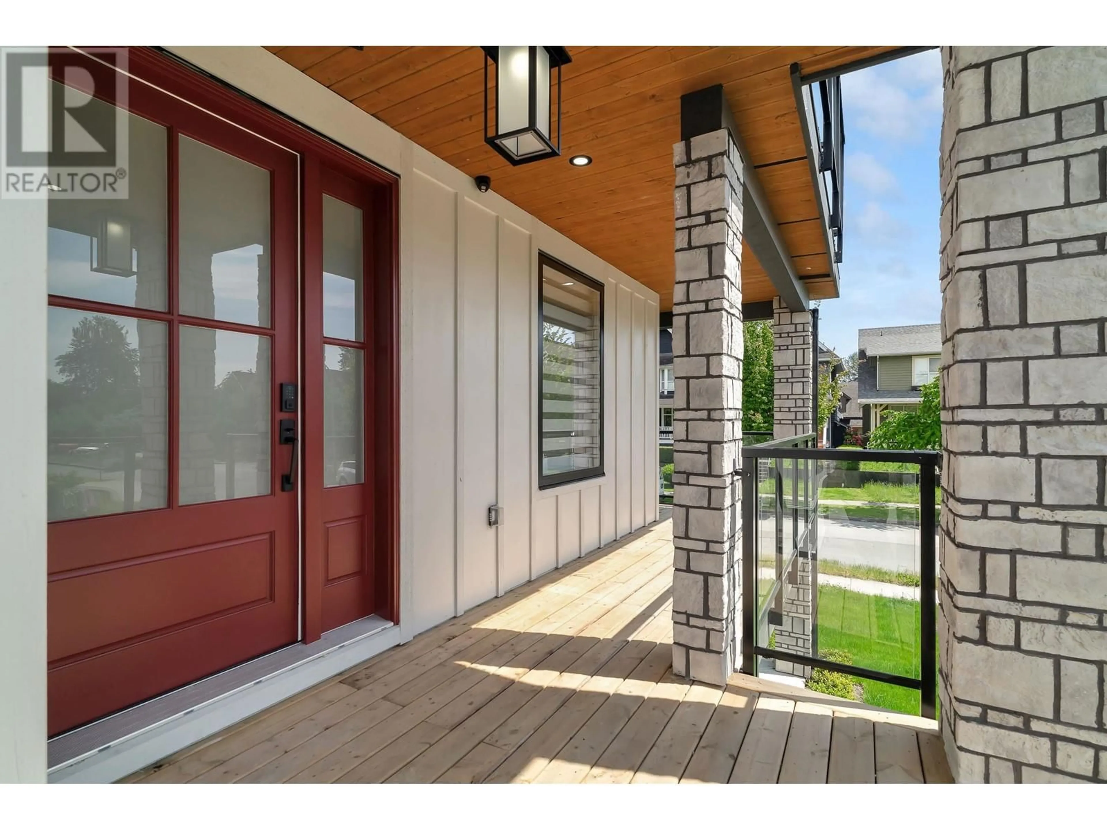 Indoor entryway for 207 MABEL STREET, New Westminster British Columbia V3M0L1