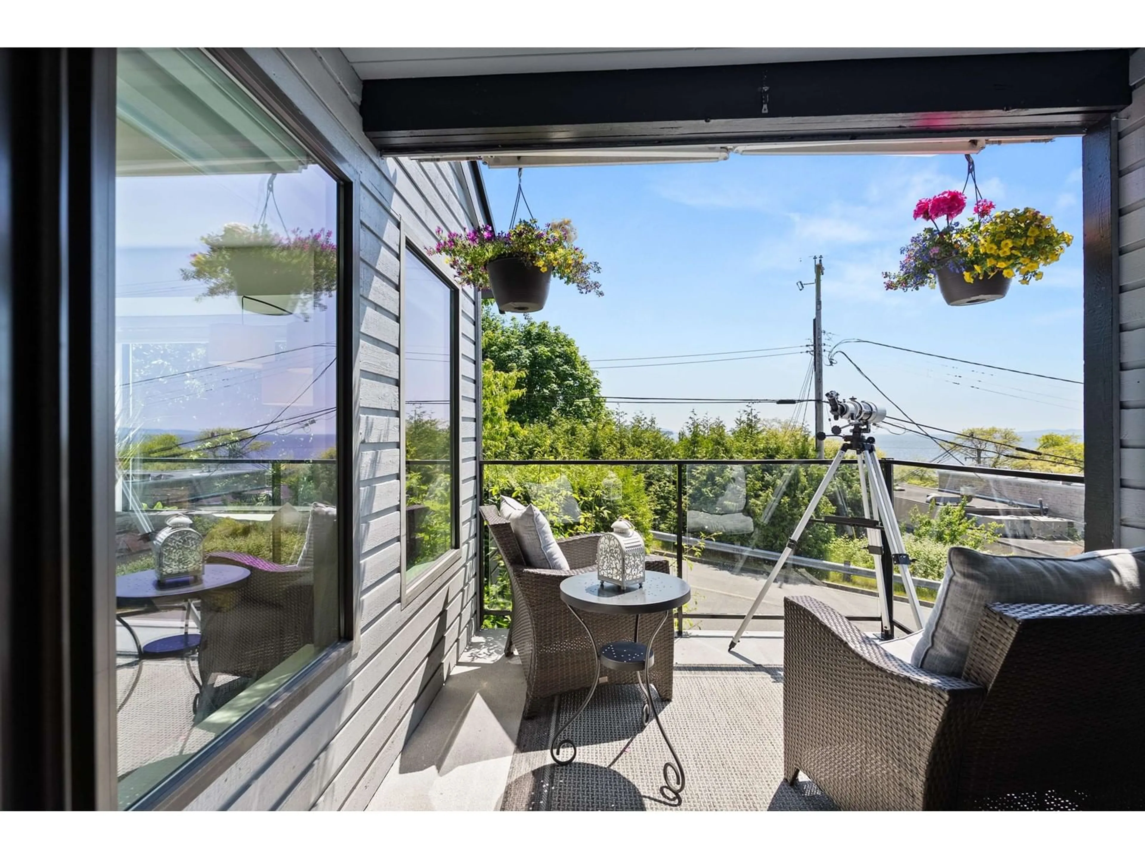 Patio, mountain view for 4 - 14985 VICTORIA, White Rock British Columbia V4B1G2