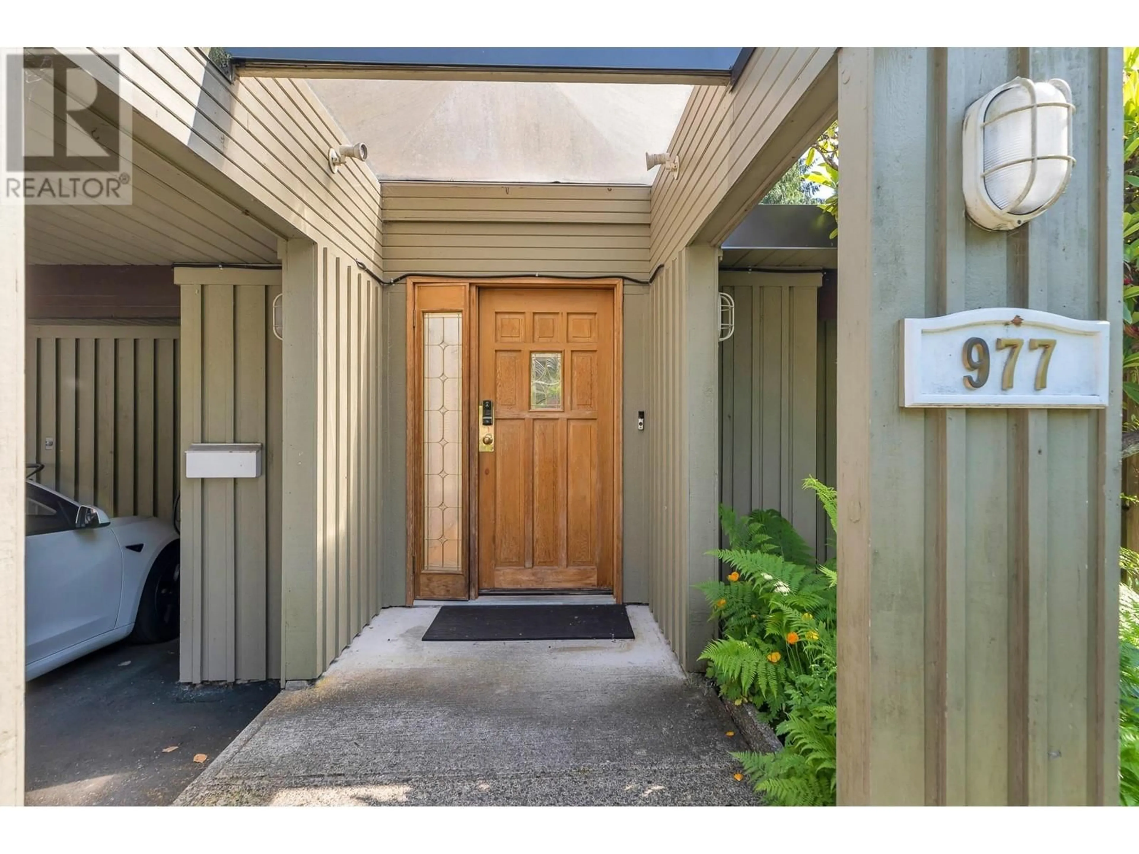 Indoor entryway for 977 BELVEDERE DRIVE, North Vancouver British Columbia V7R2C2