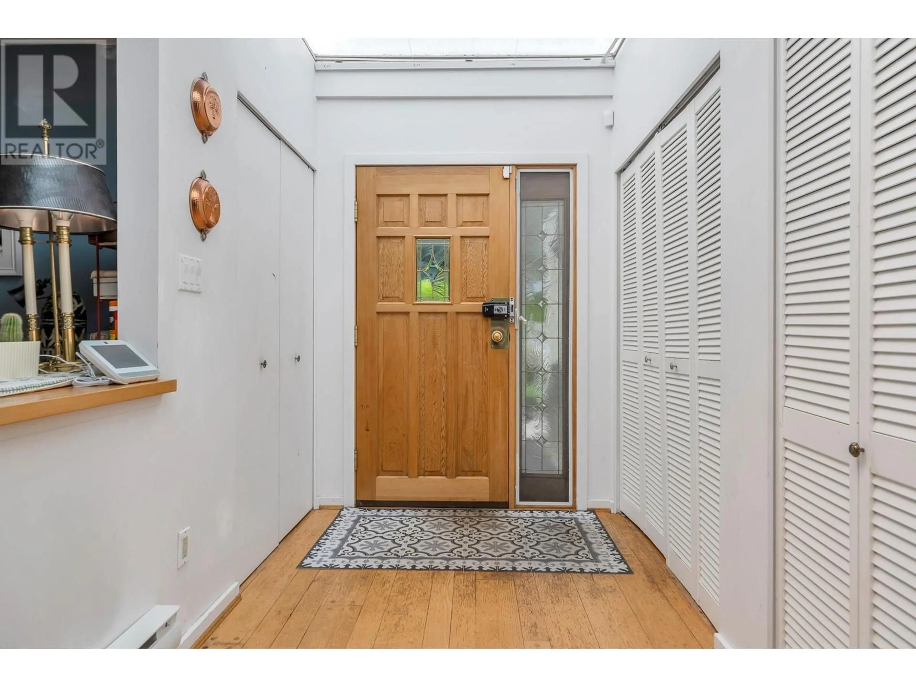 Indoor entryway for 977 BELVEDERE DRIVE, North Vancouver British Columbia V7R2C2