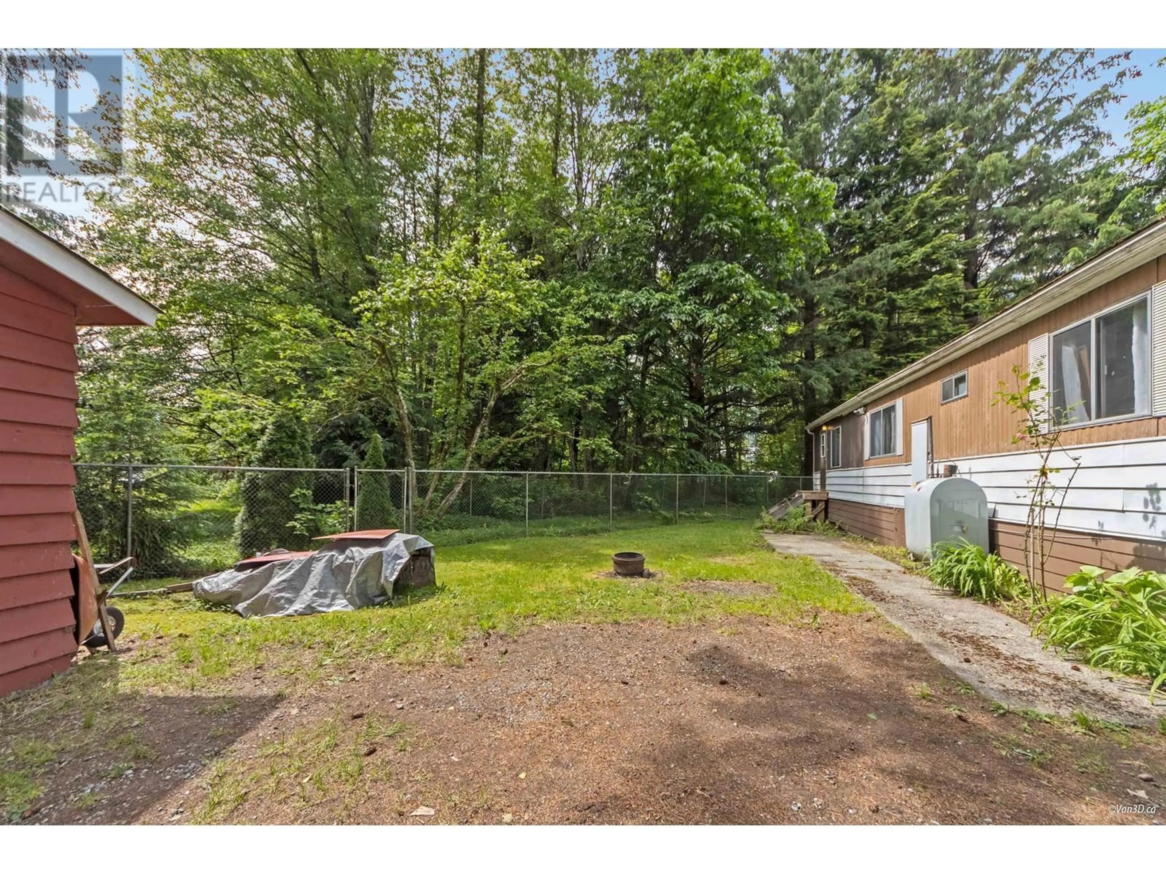 A pic from outside/outdoor area/front of a property/back of a property/a pic from drone, forest/trees view for 25 BRACKEN PARKWAY, Squamish British Columbia V0N1H0