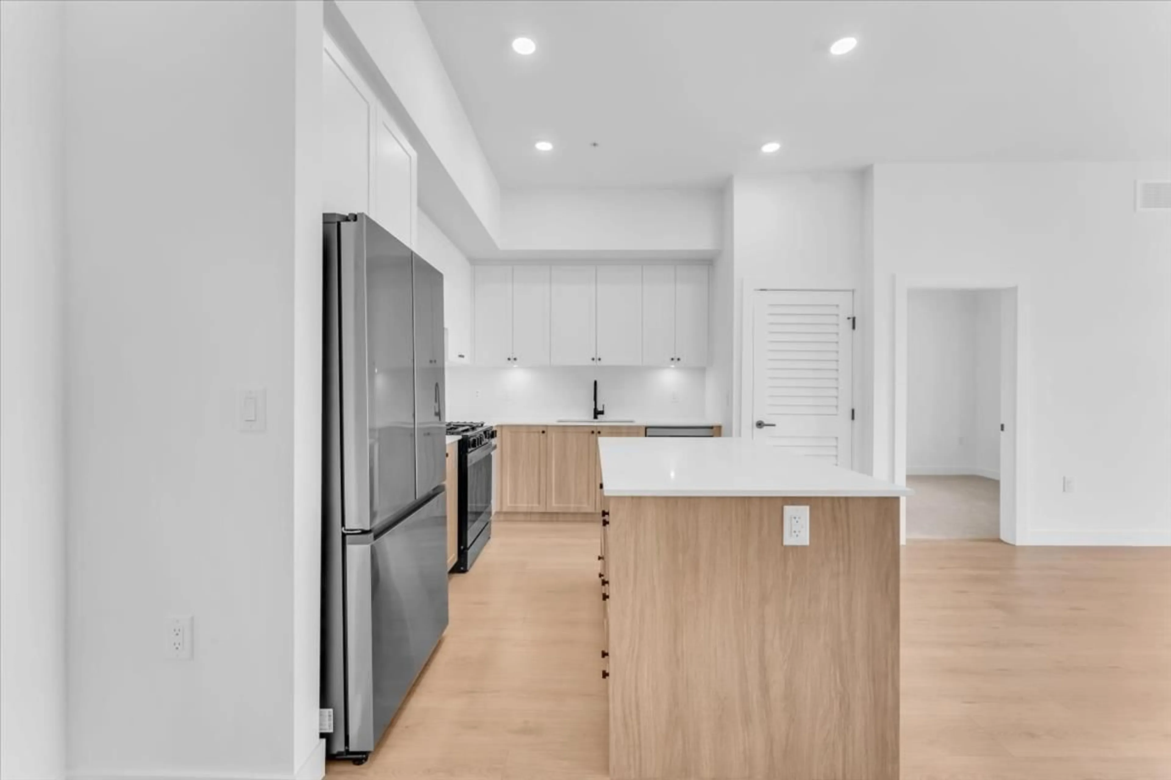 Open concept kitchen, unknown for 617 - 19979 76, Langley British Columbia V2Y3Y2