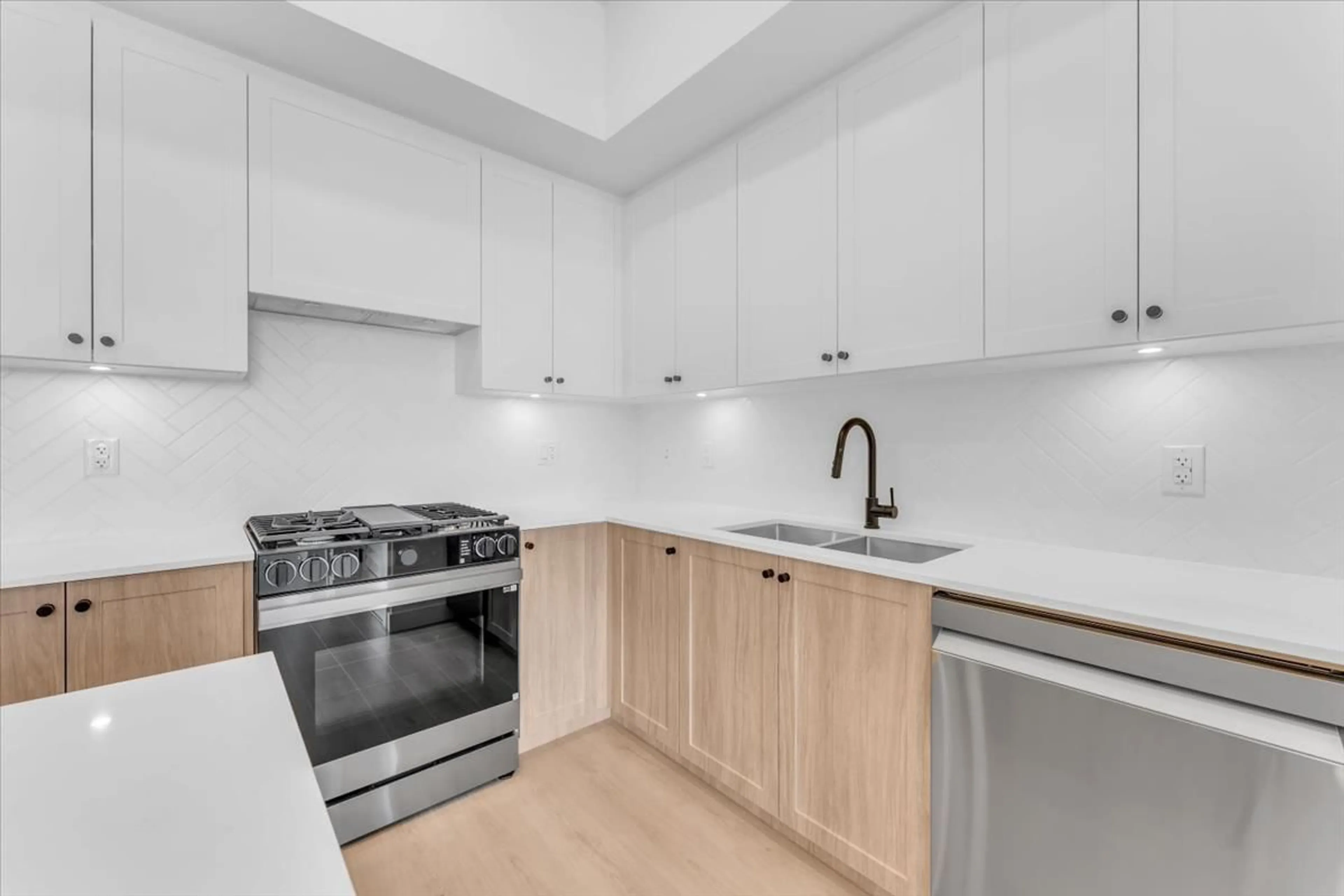 Standard kitchen, unknown for 617 - 19979 76, Langley British Columbia V2Y3Y2