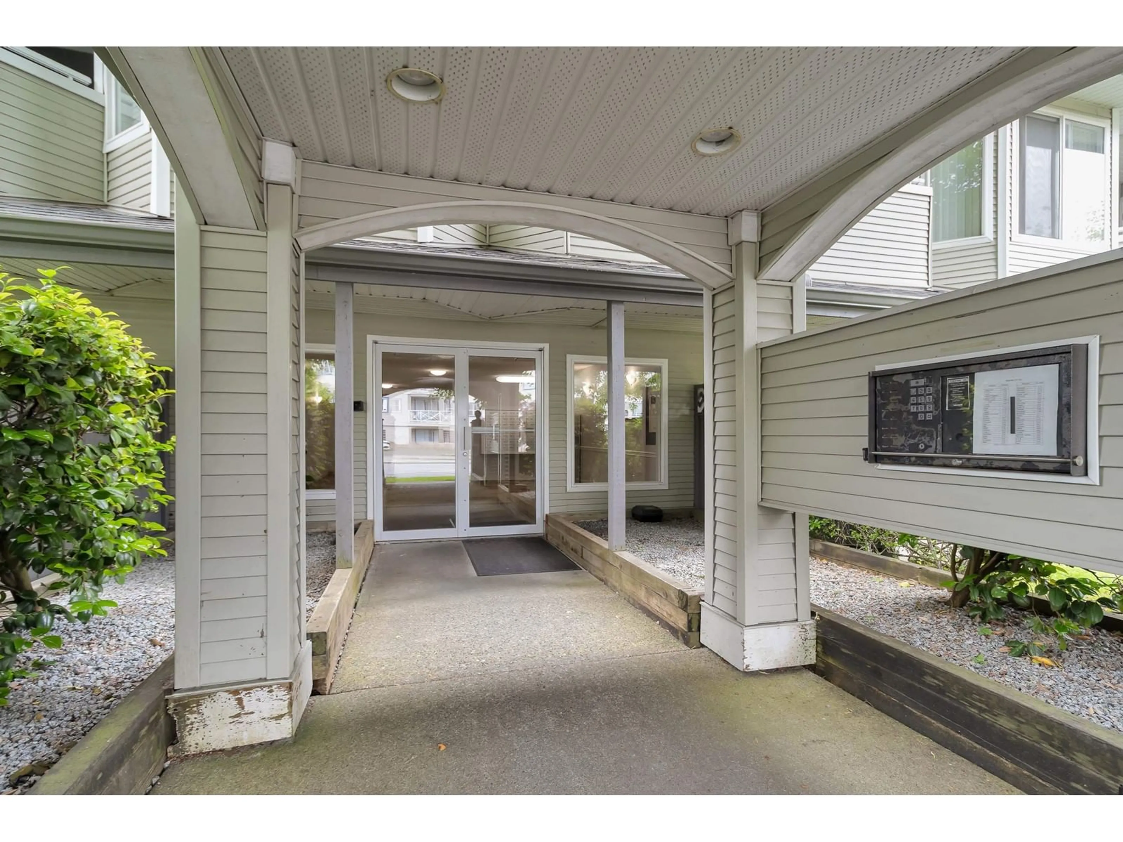 Indoor foyer for 213 - 12110 80, Surrey British Columbia V3W0V2