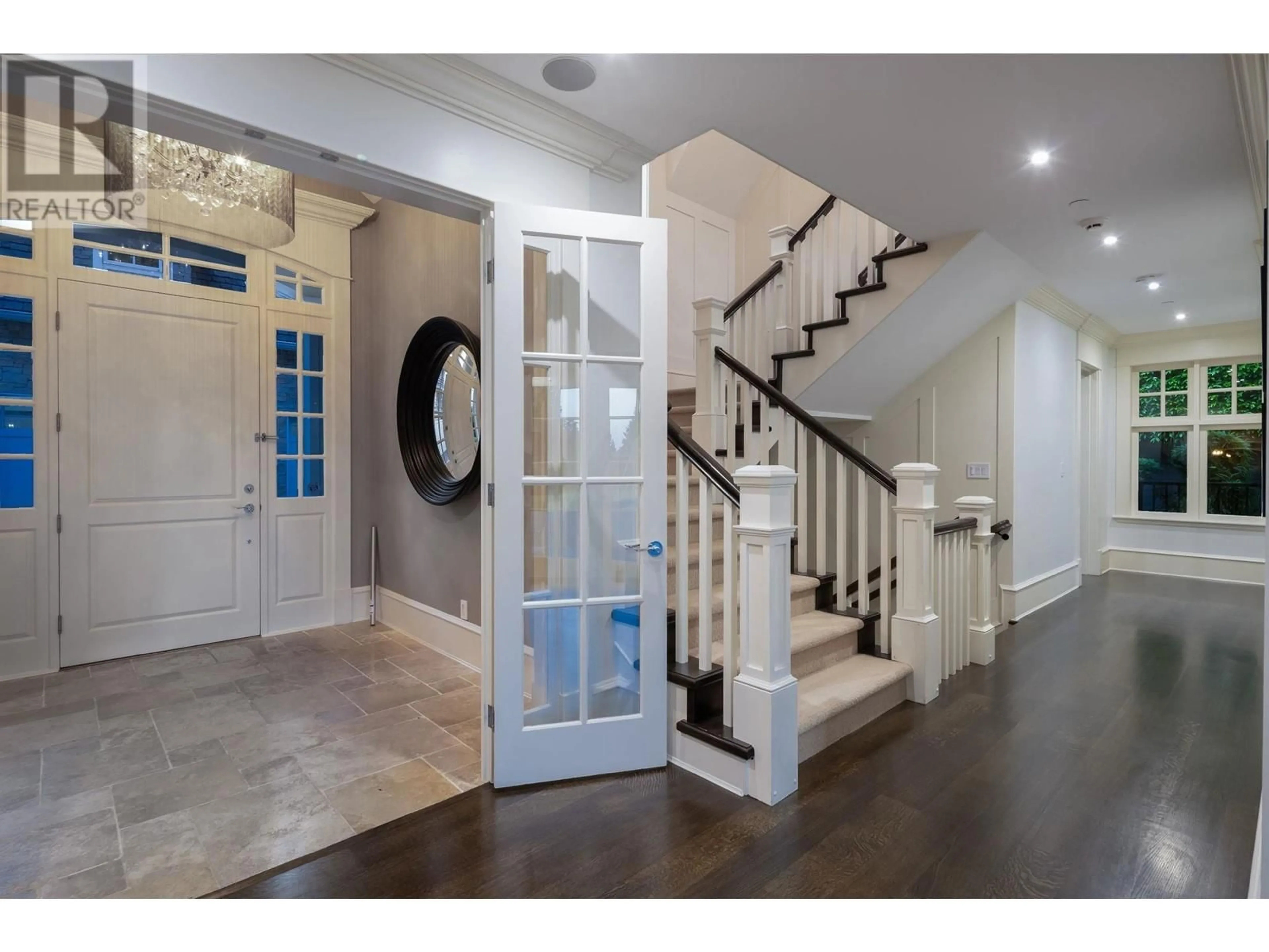 Indoor entryway for 611 GLENMAROON ROAD, West Vancouver British Columbia V7S1P5