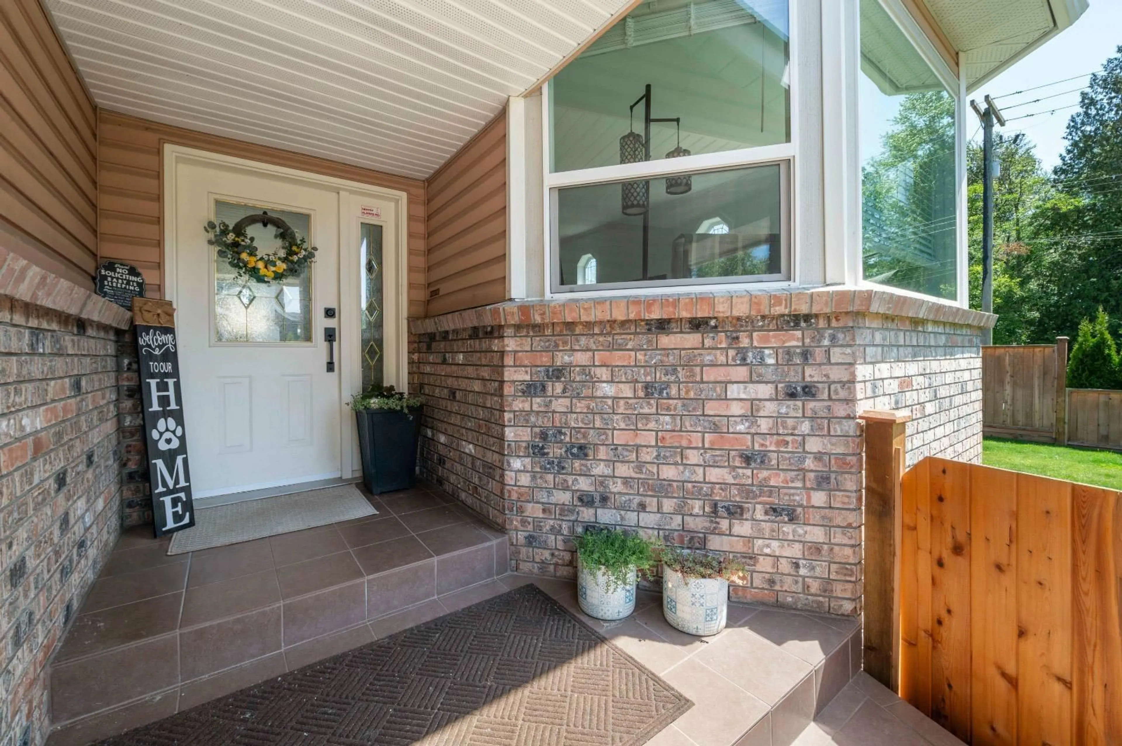 Indoor entryway for 818 165A, Surrey British Columbia V4A9C3