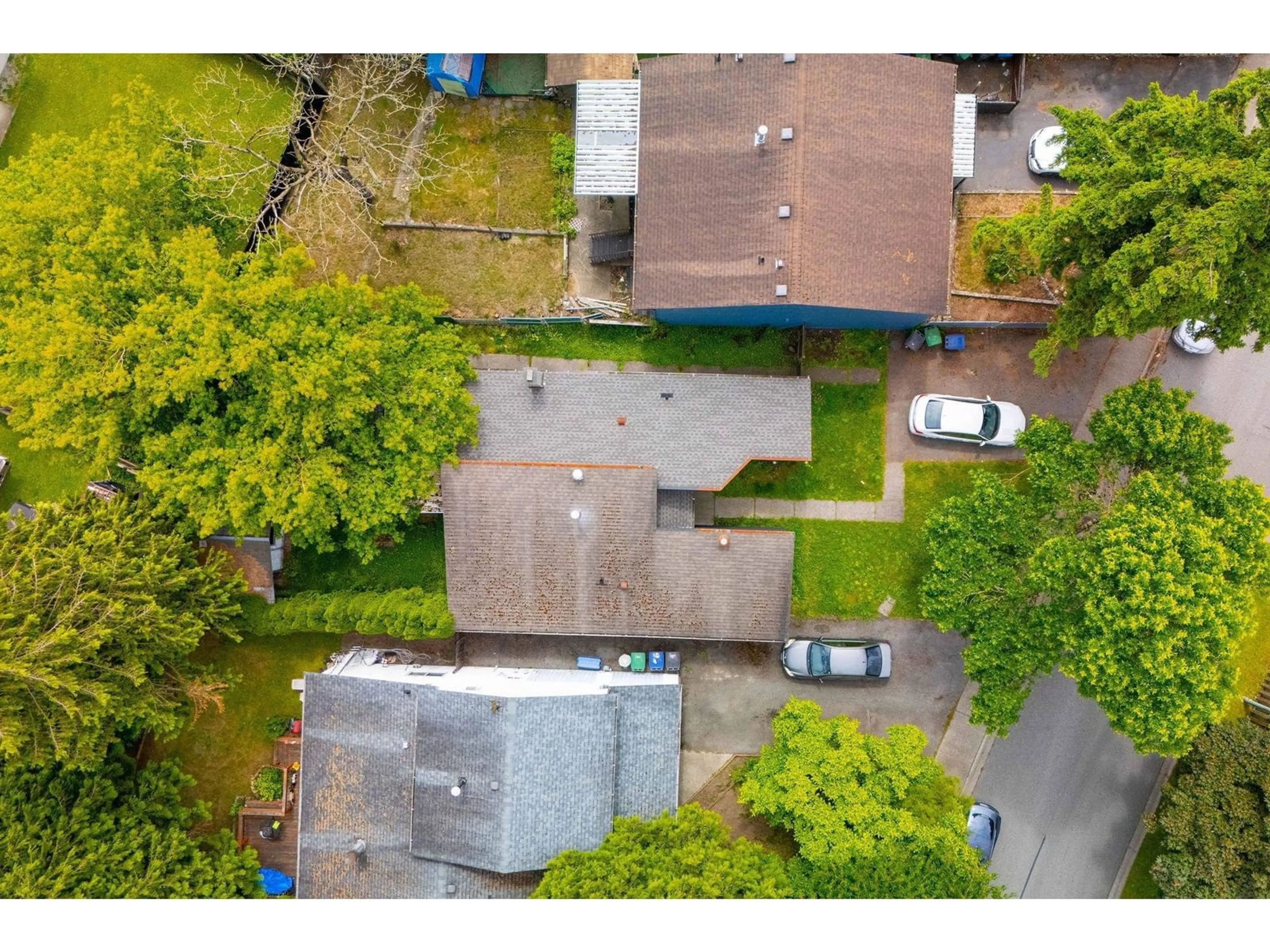 A pic from outside/outdoor area/front of a property/back of a property/a pic from drone, street for 7092 129A, Surrey British Columbia V3W6T3
