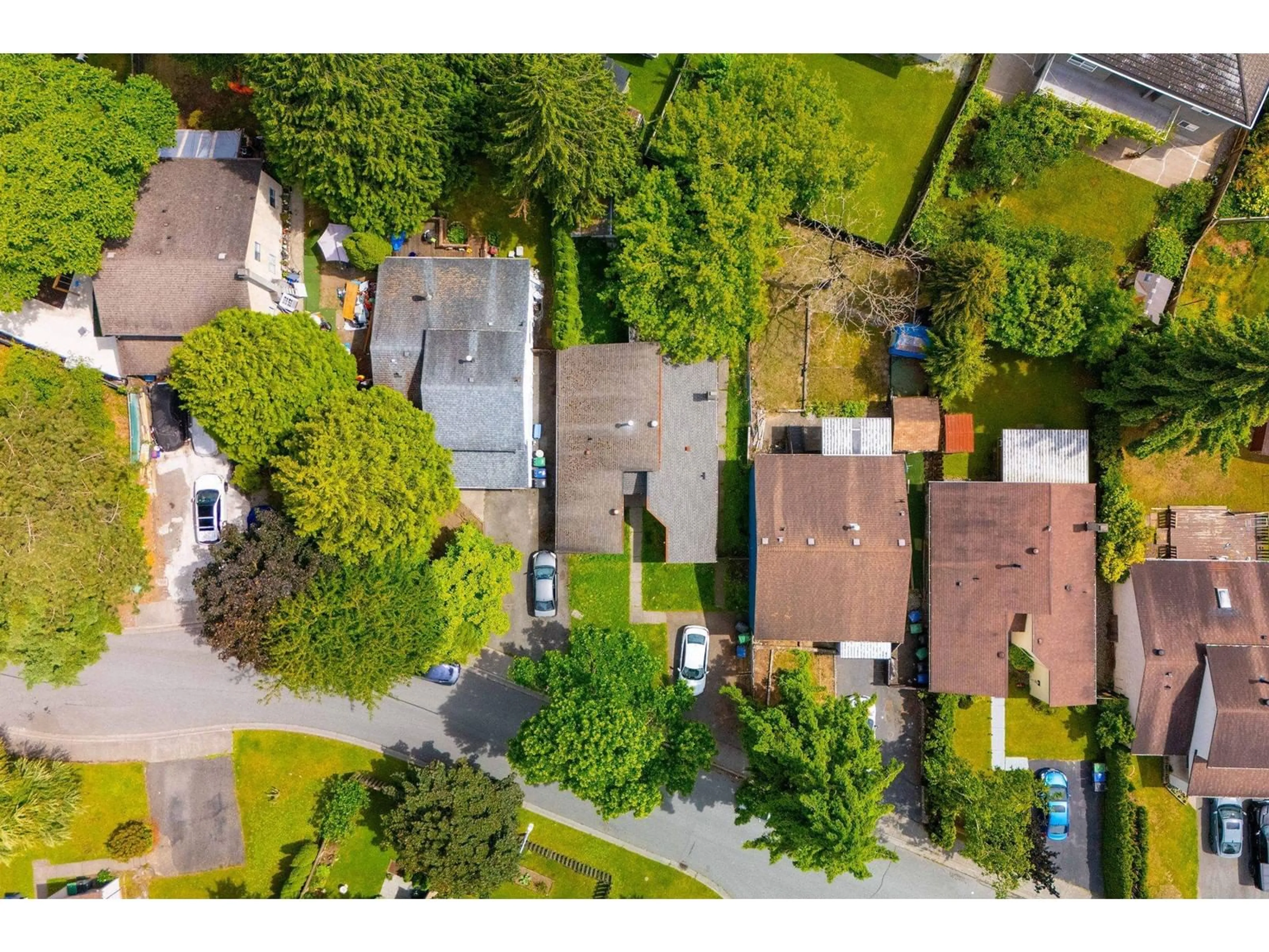 A pic from outside/outdoor area/front of a property/back of a property/a pic from drone, street for 7092 129A, Surrey British Columbia V3W6T3