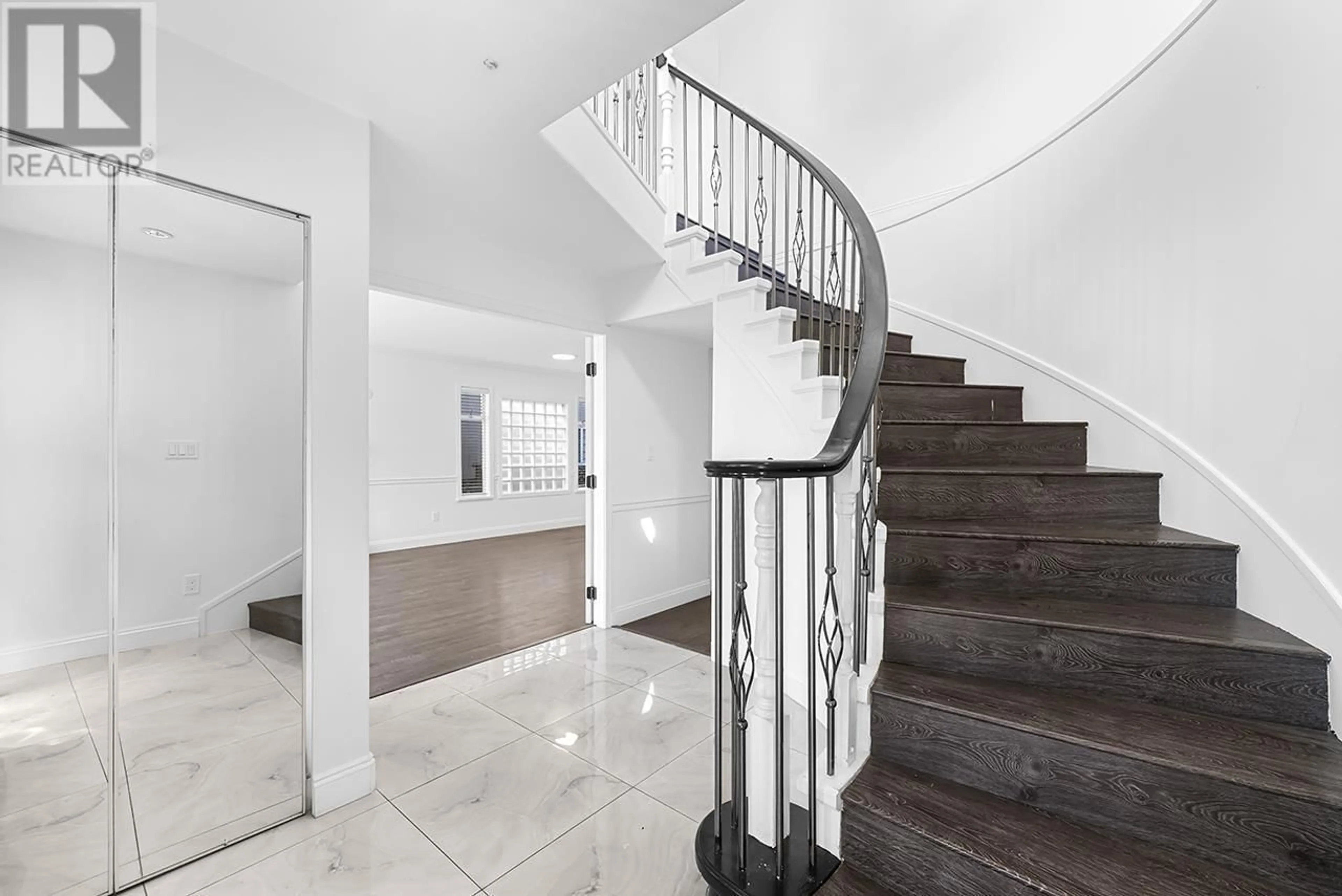 Stairs for 1277 64TH AVENUE, Vancouver British Columbia V5X2N8