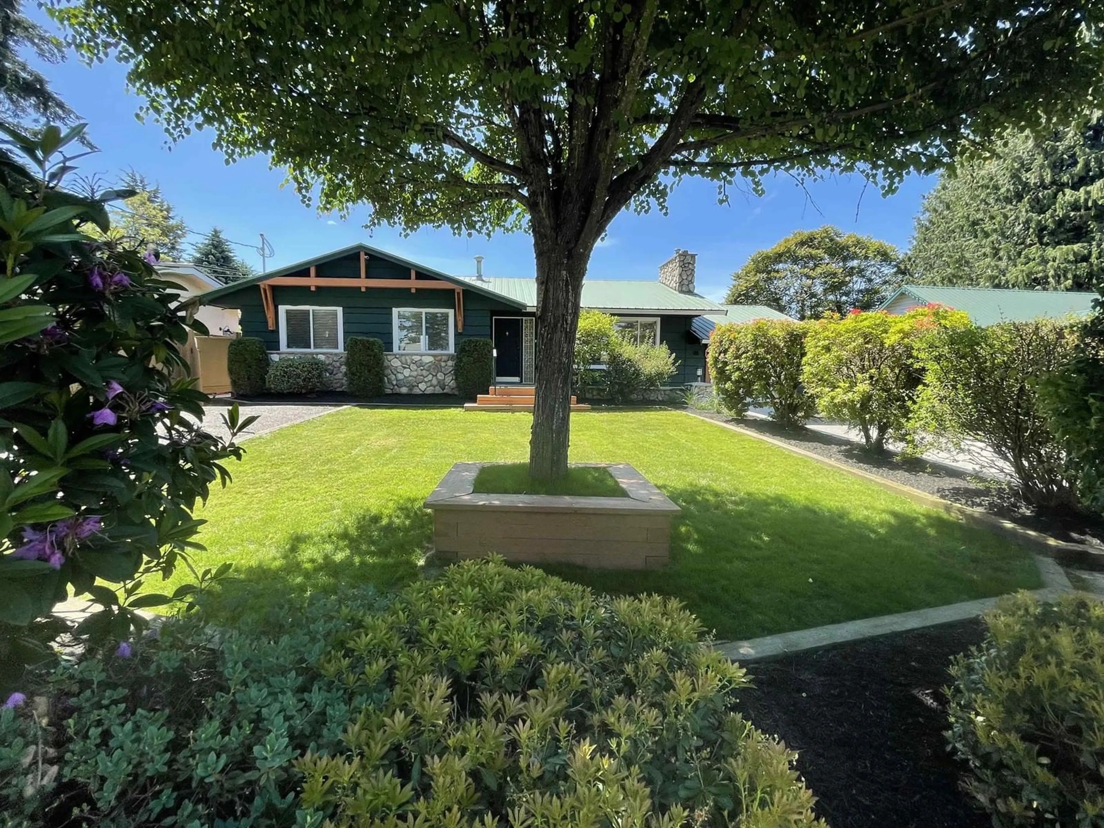 A pic from outside/outdoor area/front of a property/back of a property/a pic from drone, street for 32468 MONTGOMERY, Abbotsford British Columbia V2T6A3