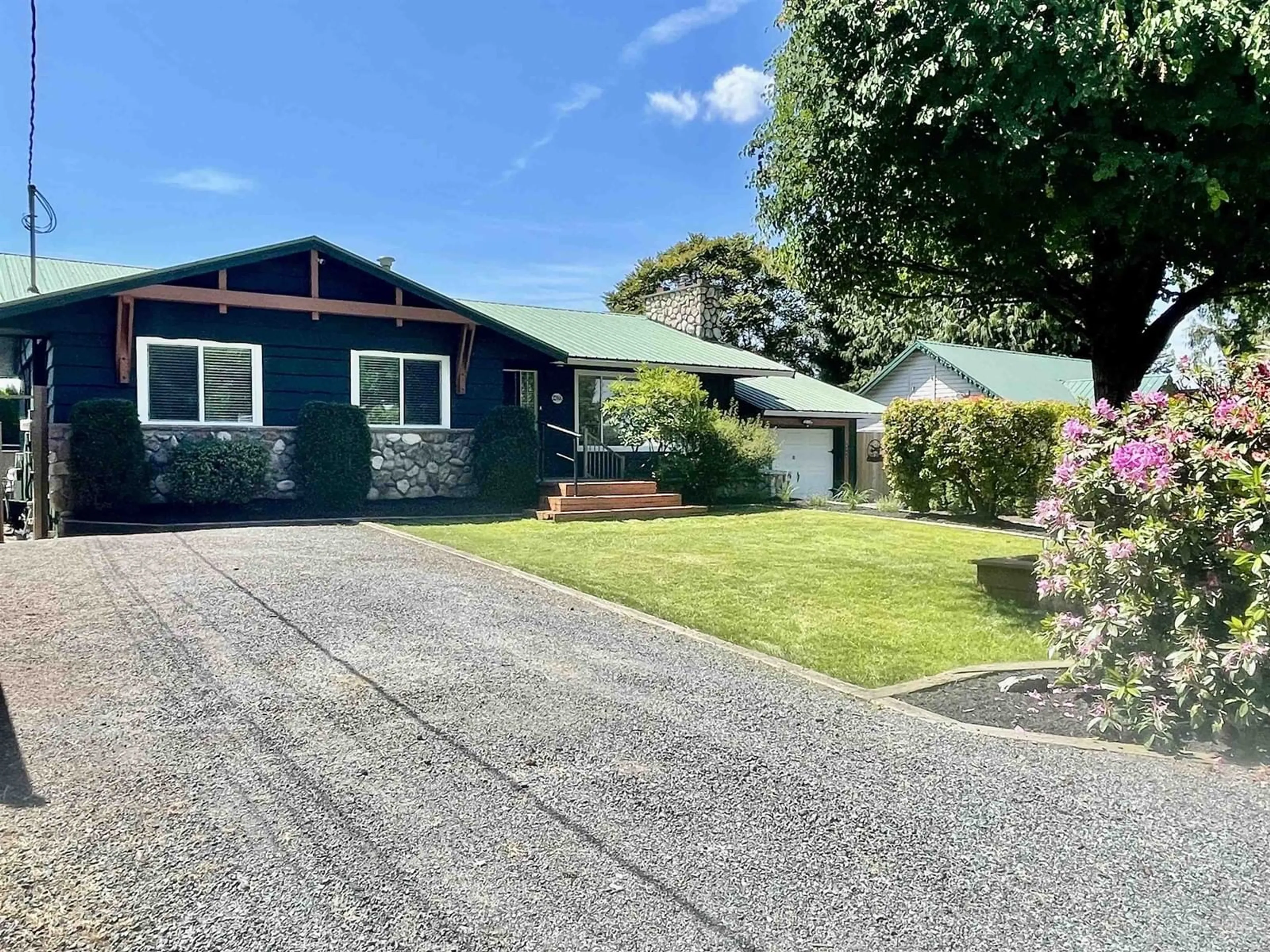 A pic from outside/outdoor area/front of a property/back of a property/a pic from drone, street for 32468 MONTGOMERY, Abbotsford British Columbia V2T6A3