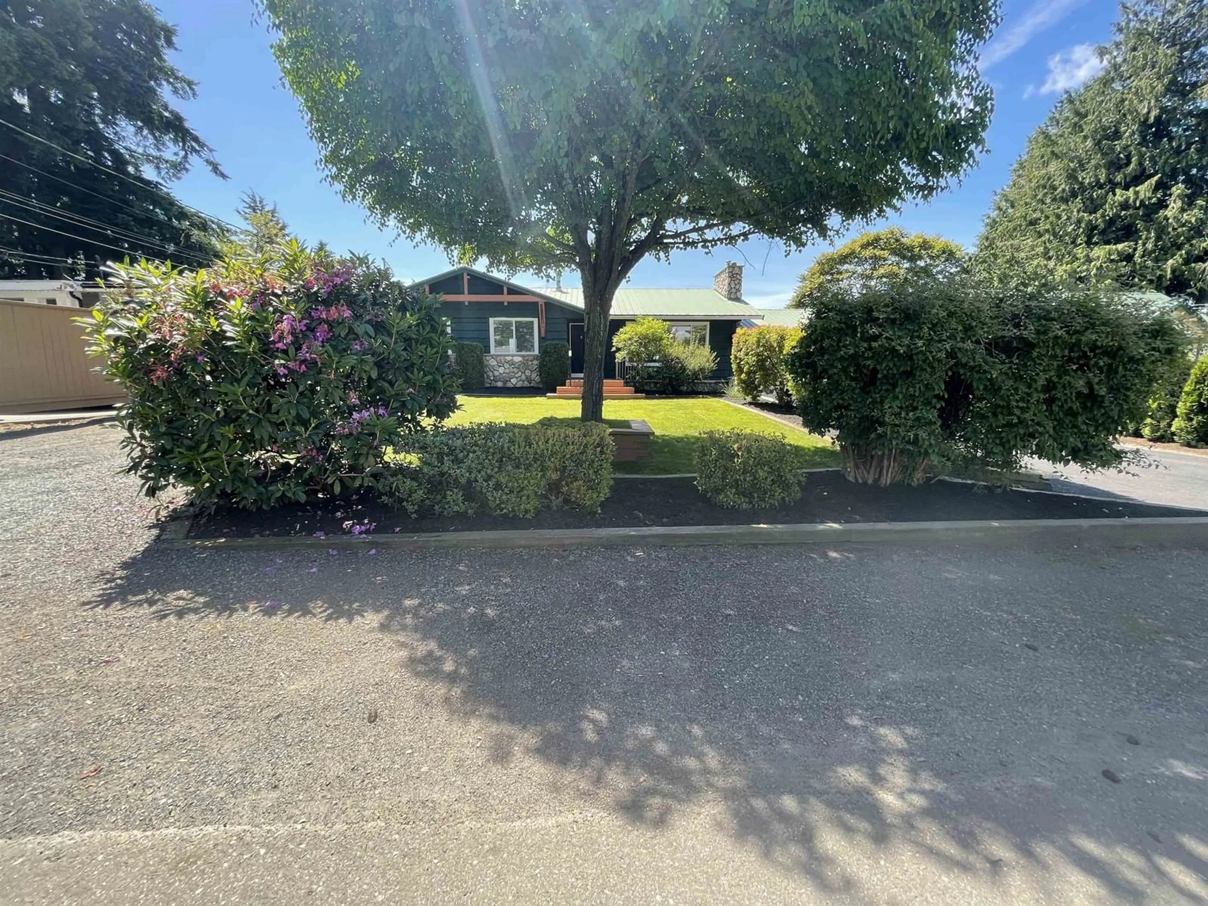 A pic from outside/outdoor area/front of a property/back of a property/a pic from drone, street for 32468 MONTGOMERY, Abbotsford British Columbia V2T6A3