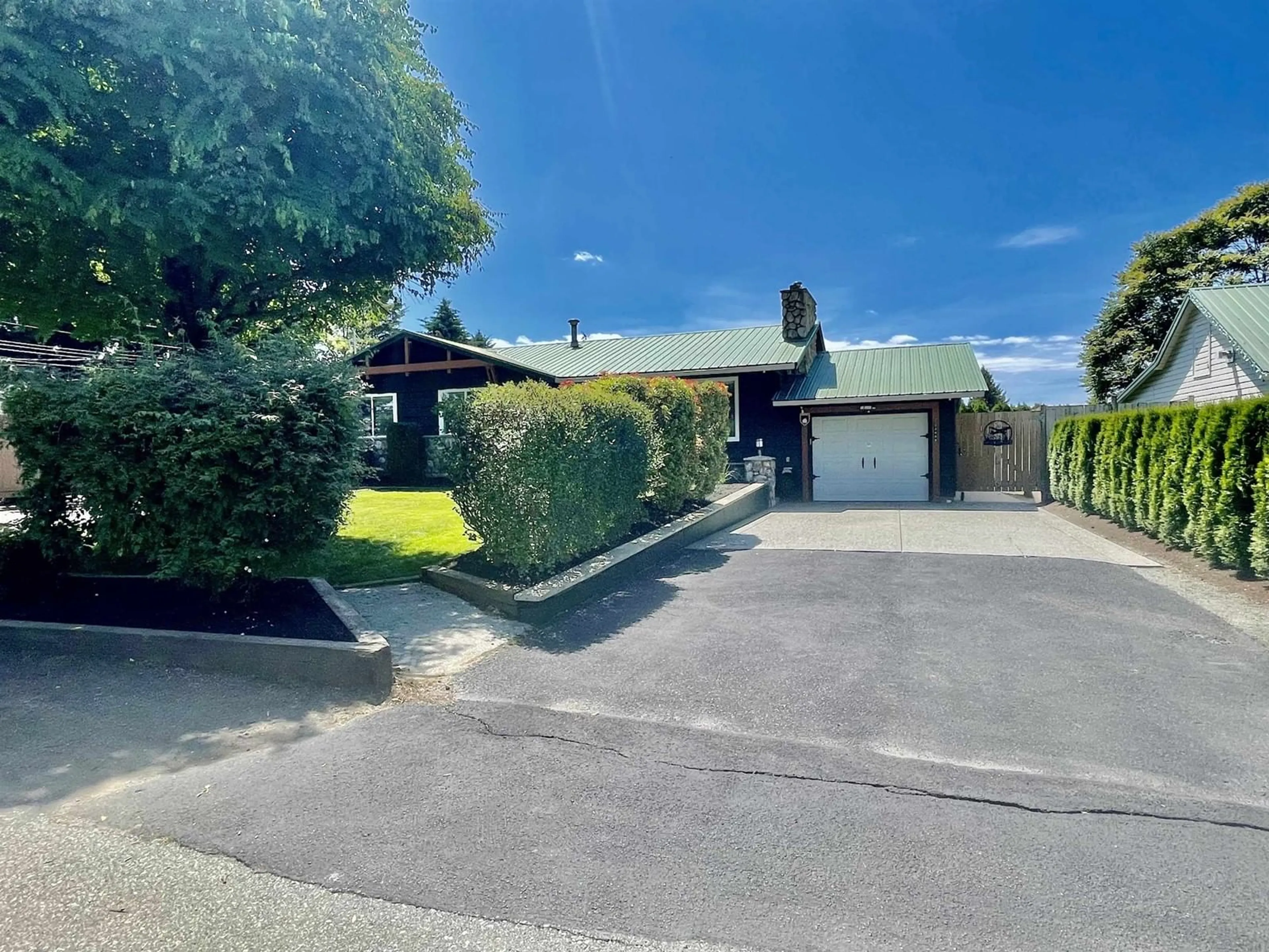 A pic from outside/outdoor area/front of a property/back of a property/a pic from drone, street for 32468 MONTGOMERY, Abbotsford British Columbia V2T6A3