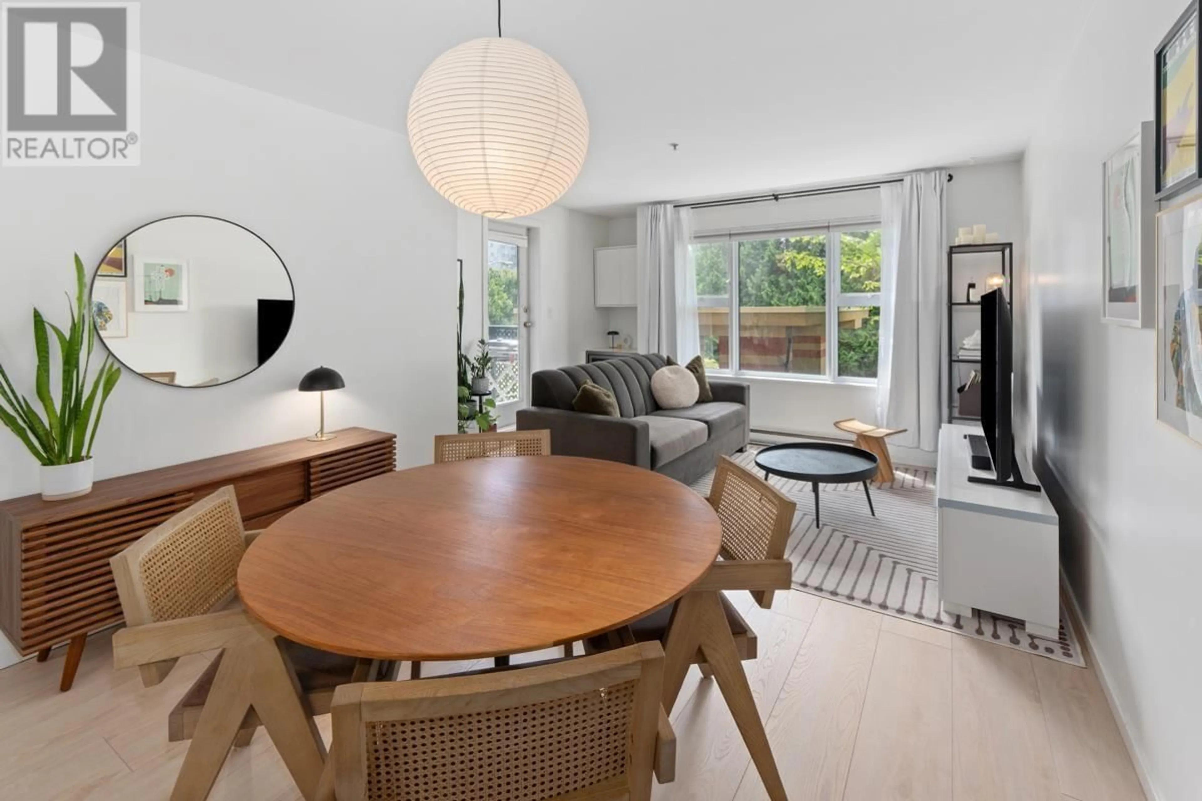 Living room with furniture, wood/laminate floor for 316 - 315 KNOX STREET, New Westminster British Columbia V3L0B5