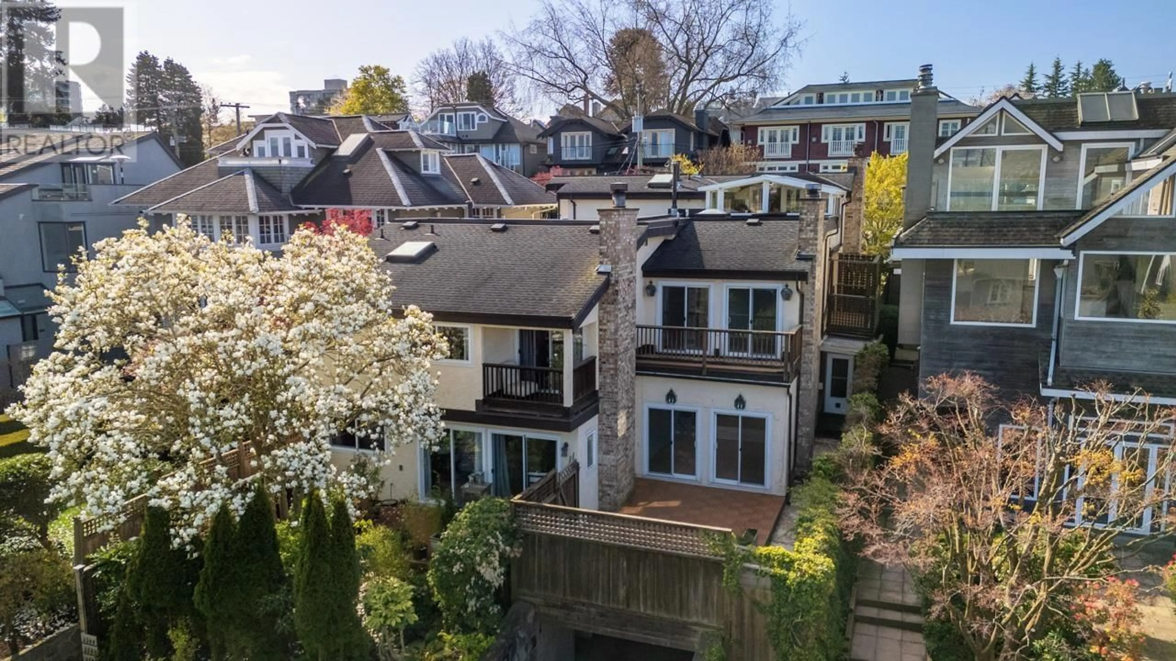 A pic from outside/outdoor area/front of a property/back of a property/a pic from drone, city buildings view from balcony for 2542 YORK AVENUE, Vancouver British Columbia V6K1E3