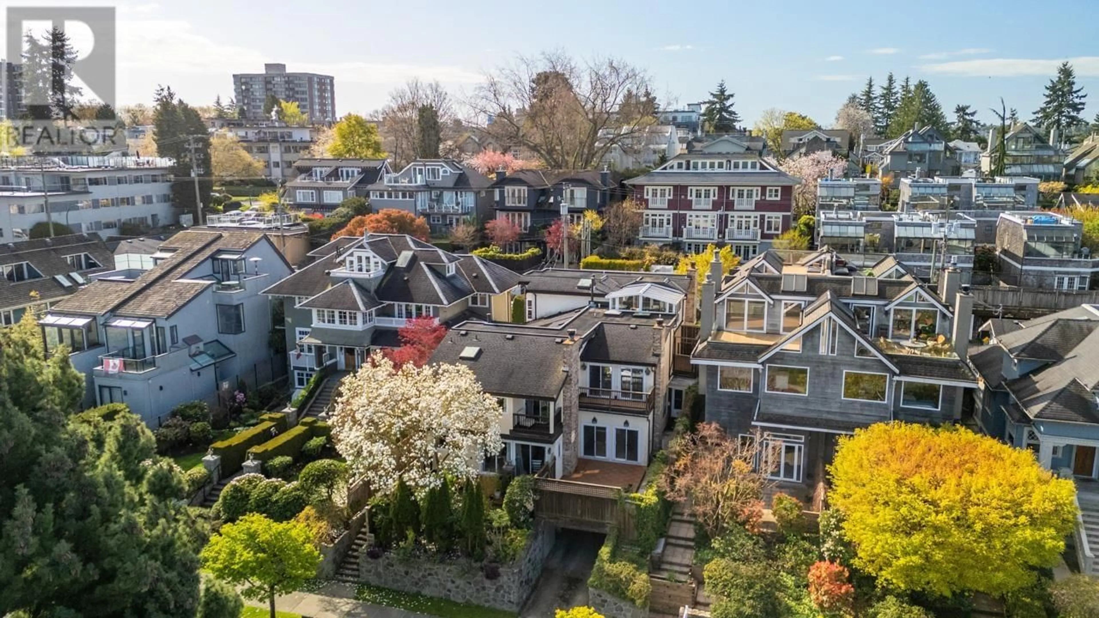 A pic from outside/outdoor area/front of a property/back of a property/a pic from drone, city buildings view from balcony for 2542 YORK AVENUE, Vancouver British Columbia V6K1E3