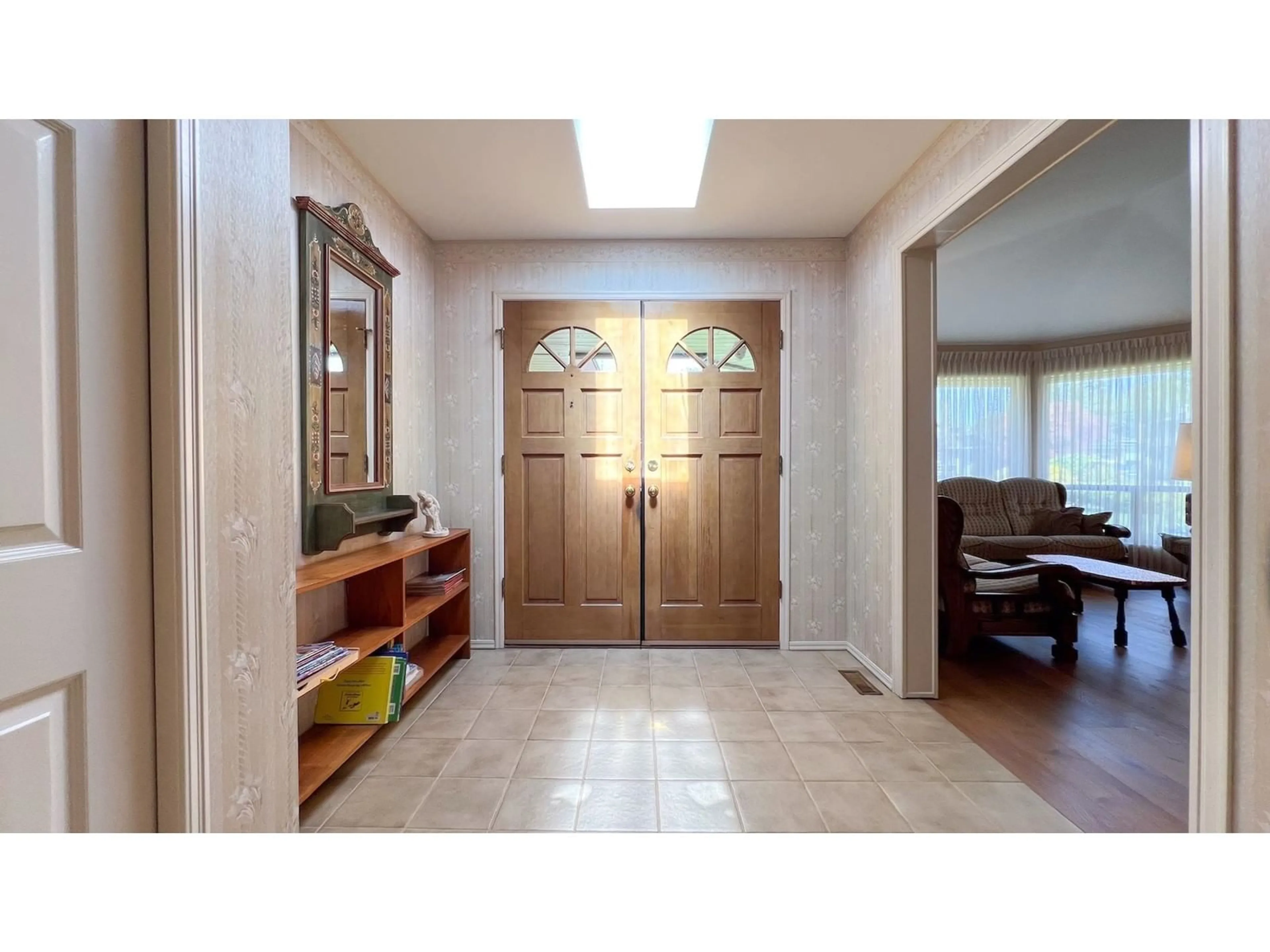 Indoor entryway for 14962 20A, Surrey British Columbia V4A8G2