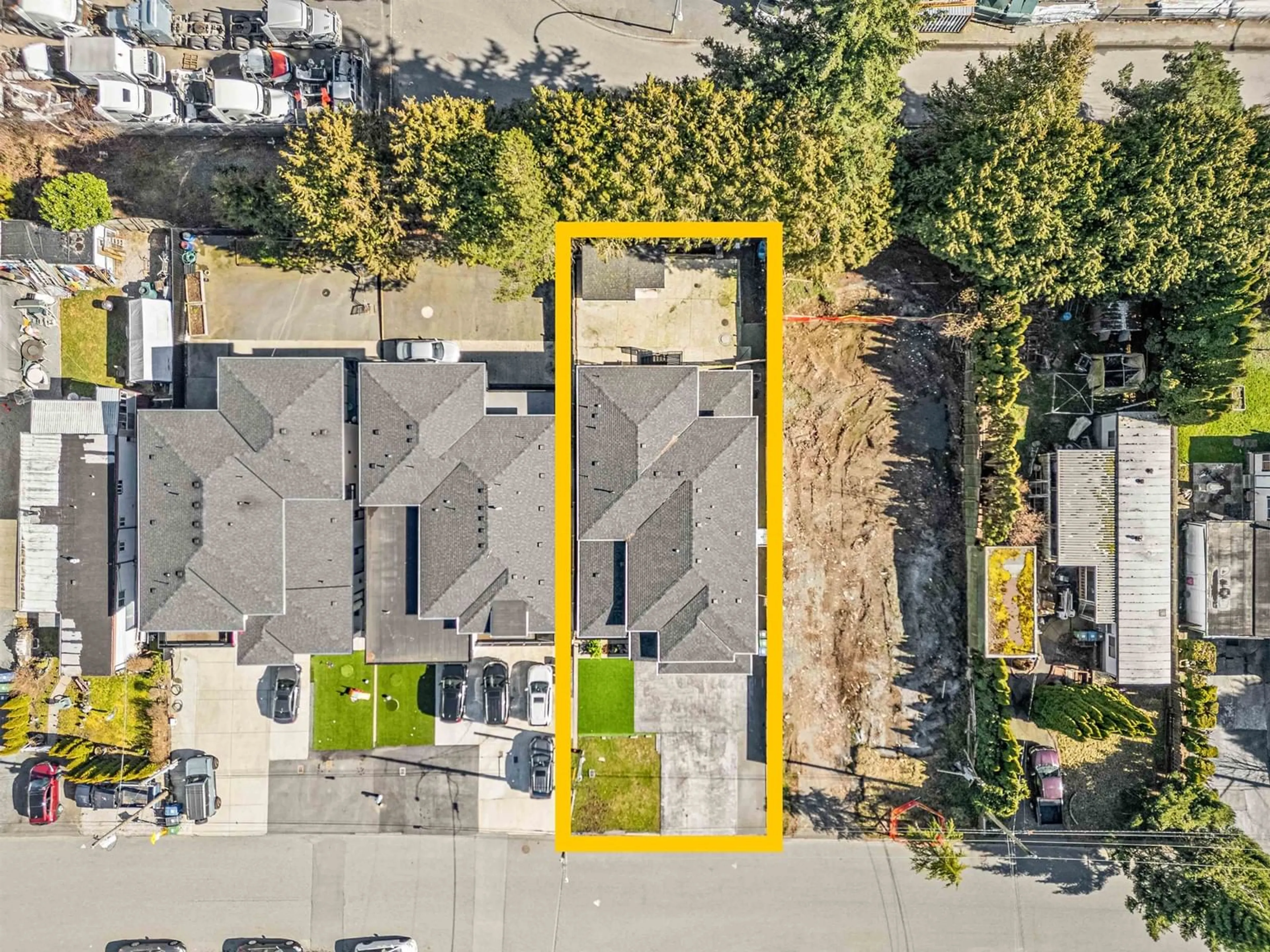 A pic from outside/outdoor area/front of a property/back of a property/a pic from drone, street for 2128 OAKRIDGE, Abbotsford British Columbia V2T6A8