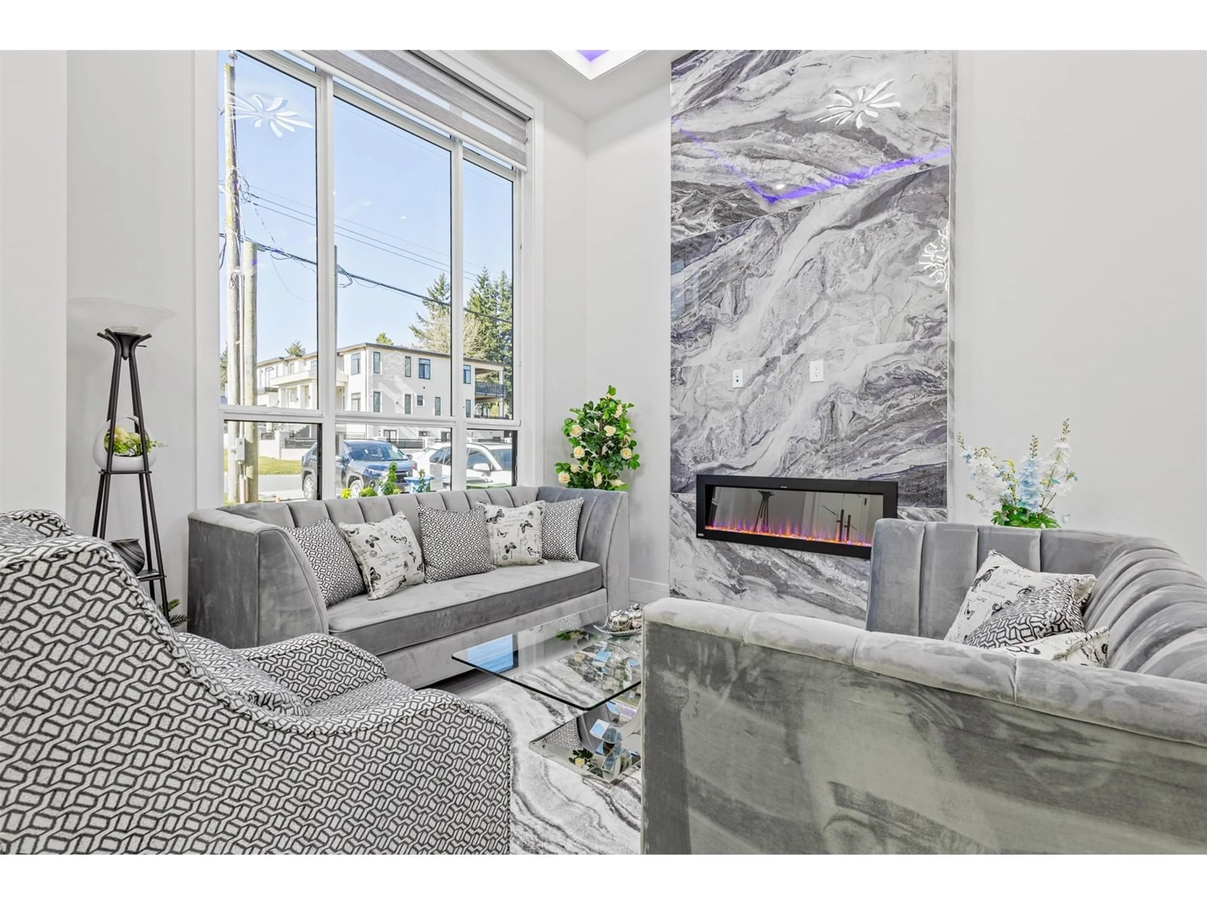 Living room with furniture, ceramic/tile floor for 2128 OAKRIDGE, Abbotsford British Columbia V2T6A8