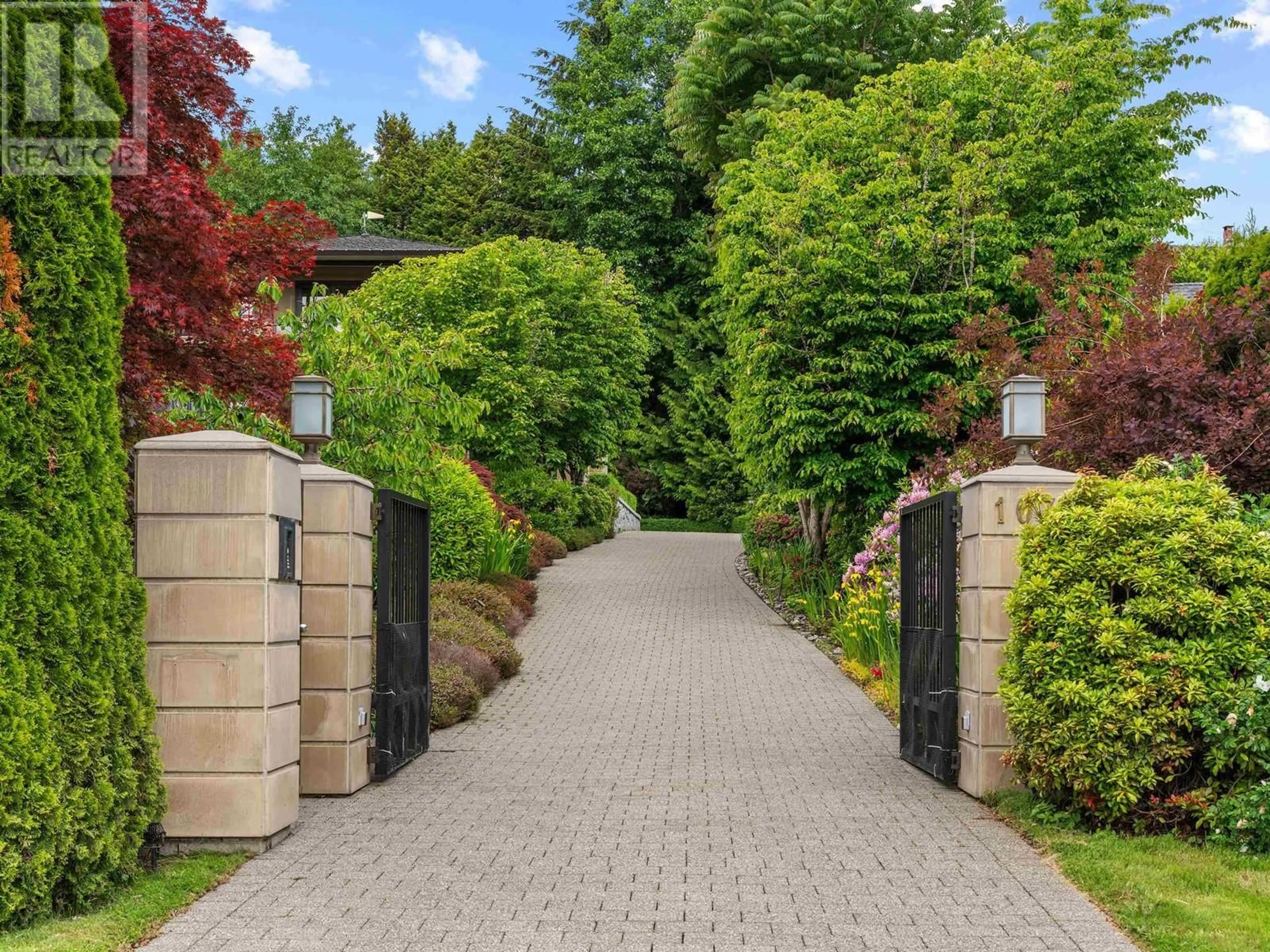 A pic from outside/outdoor area/front of a property/back of a property/a pic from drone, street for 1075 GROVELAND ROAD, West Vancouver British Columbia V7S1Z3