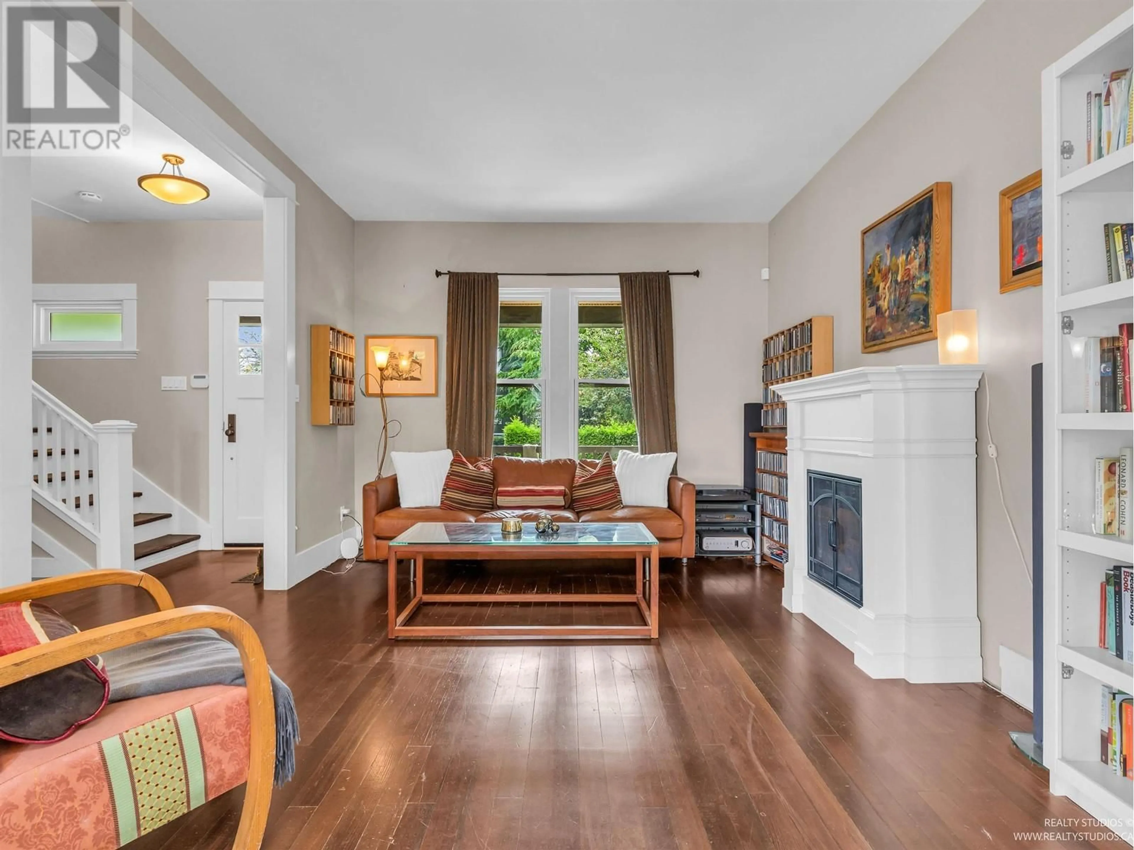 Living room with furniture, wood/laminate floor for 251 21ST AVENUE, Vancouver British Columbia V5V1P9
