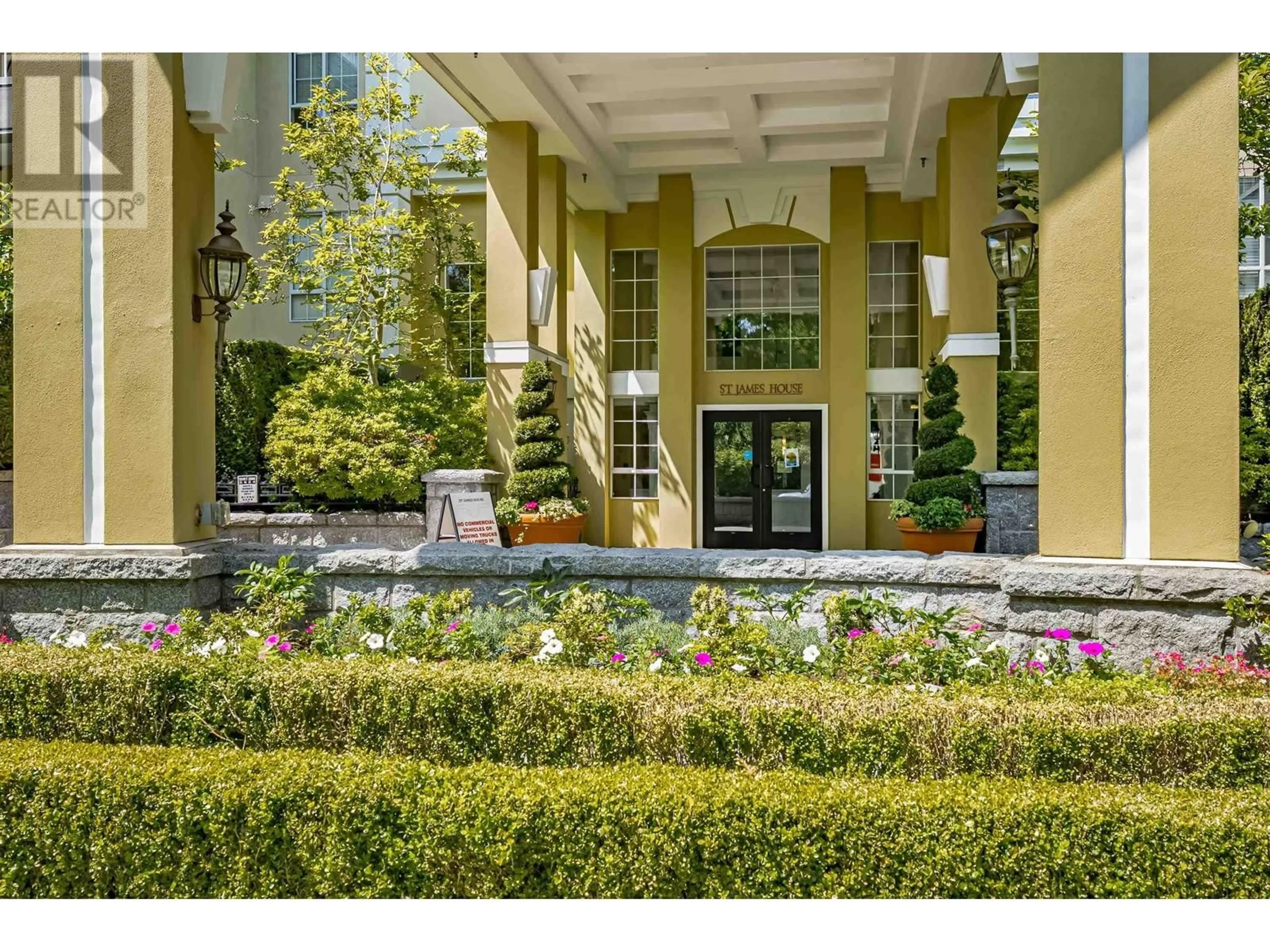 Indoor foyer for 213 - 5835 HAMPTON PLACE, Vancouver British Columbia V6T2G2