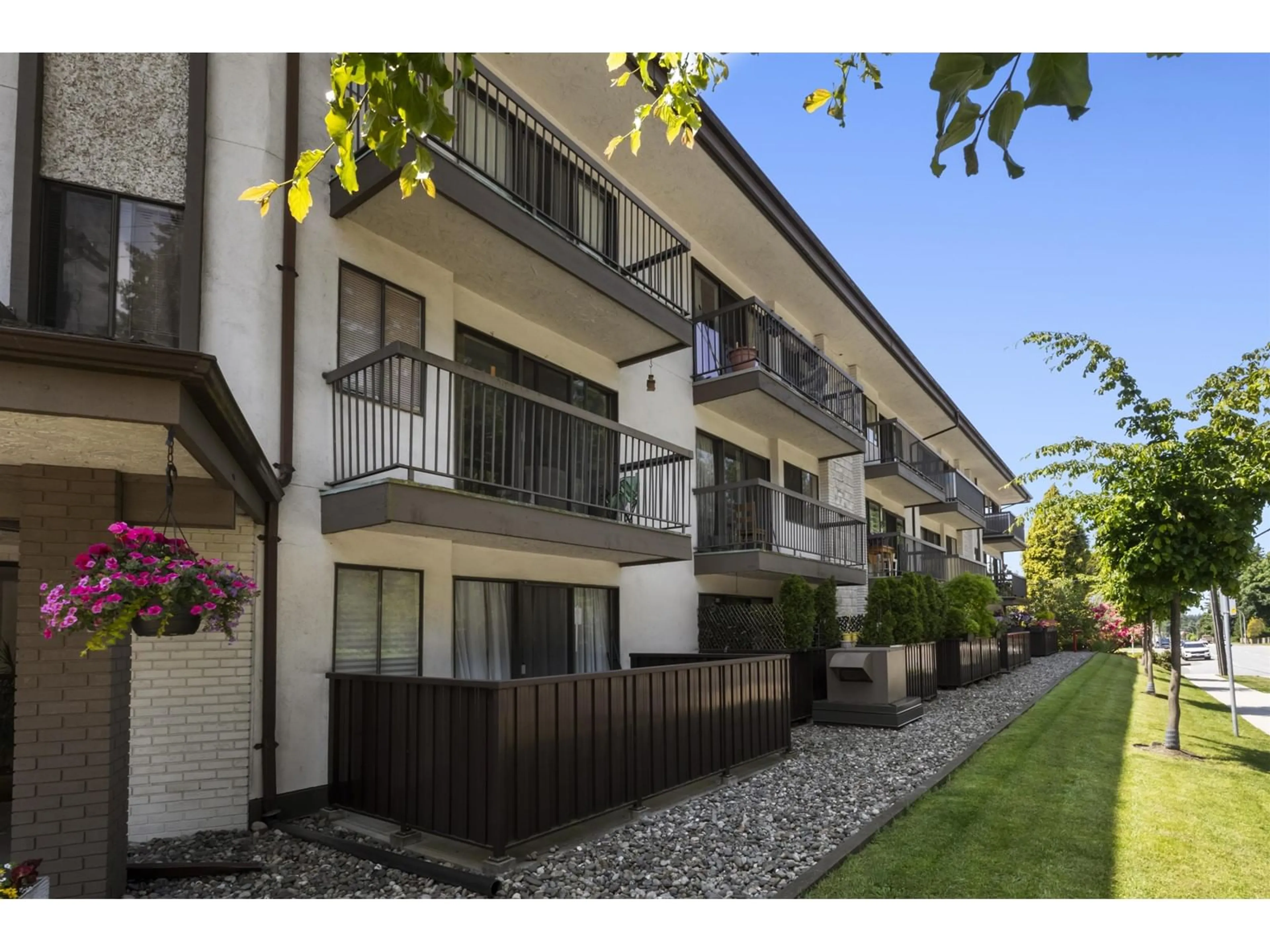Patio, street for 301 - 15020 NORTH BLUFF, White Rock British Columbia V4B5A4