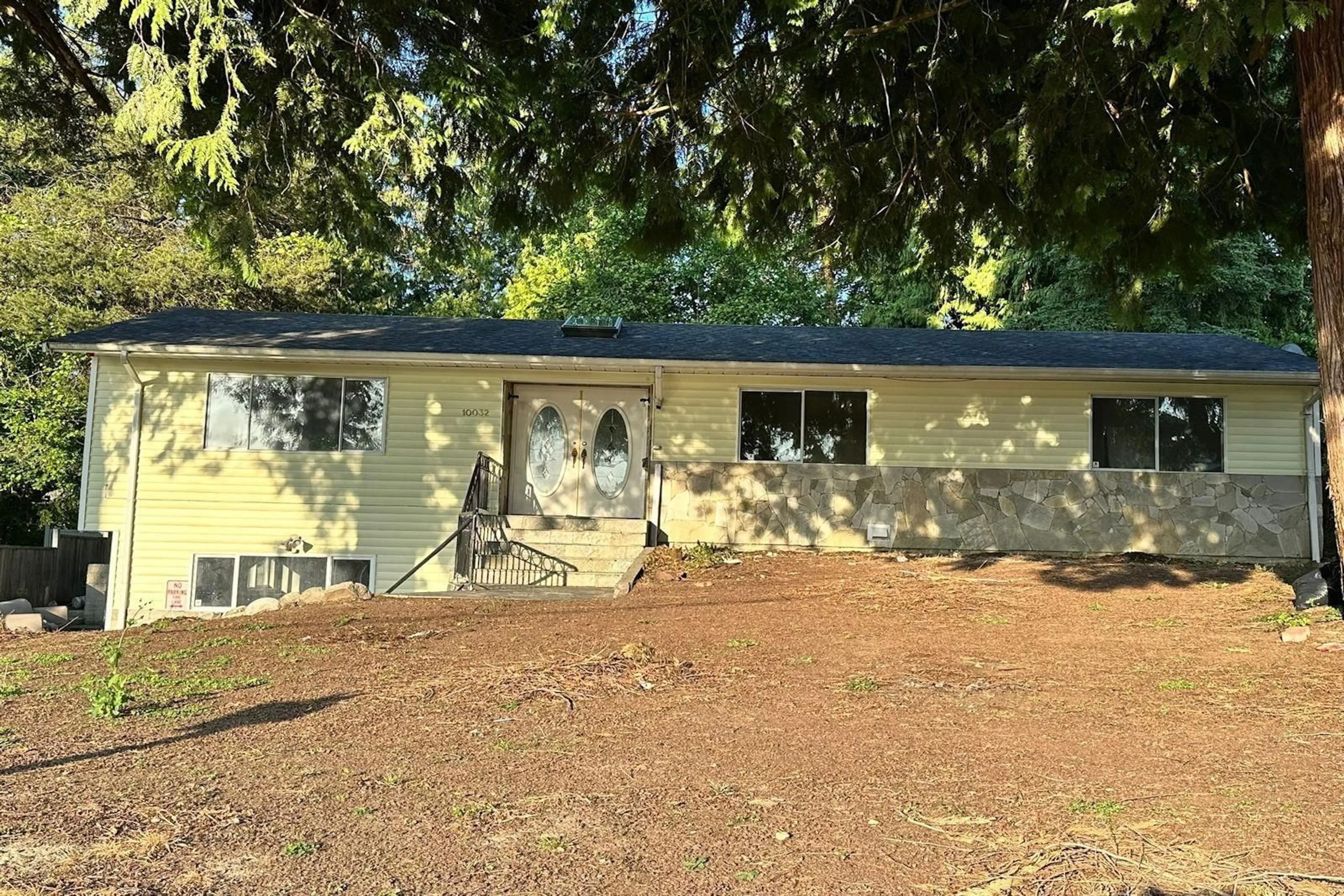 Home with vinyl exterior material, unknown for 10032 122, Surrey British Columbia V3V4M5