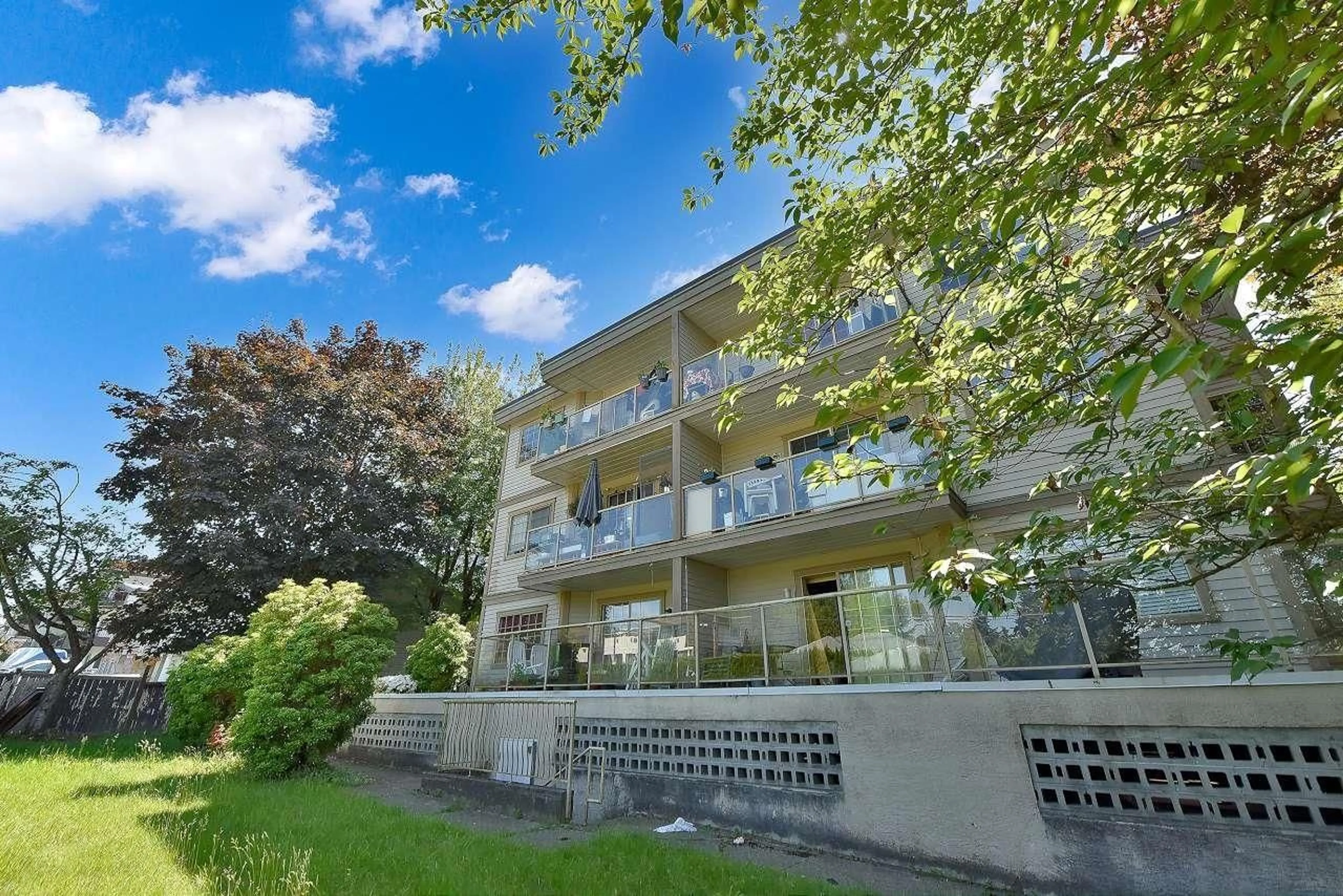 Patio, building for 311 - 13490 HILTON, Surrey British Columbia V3R5J4