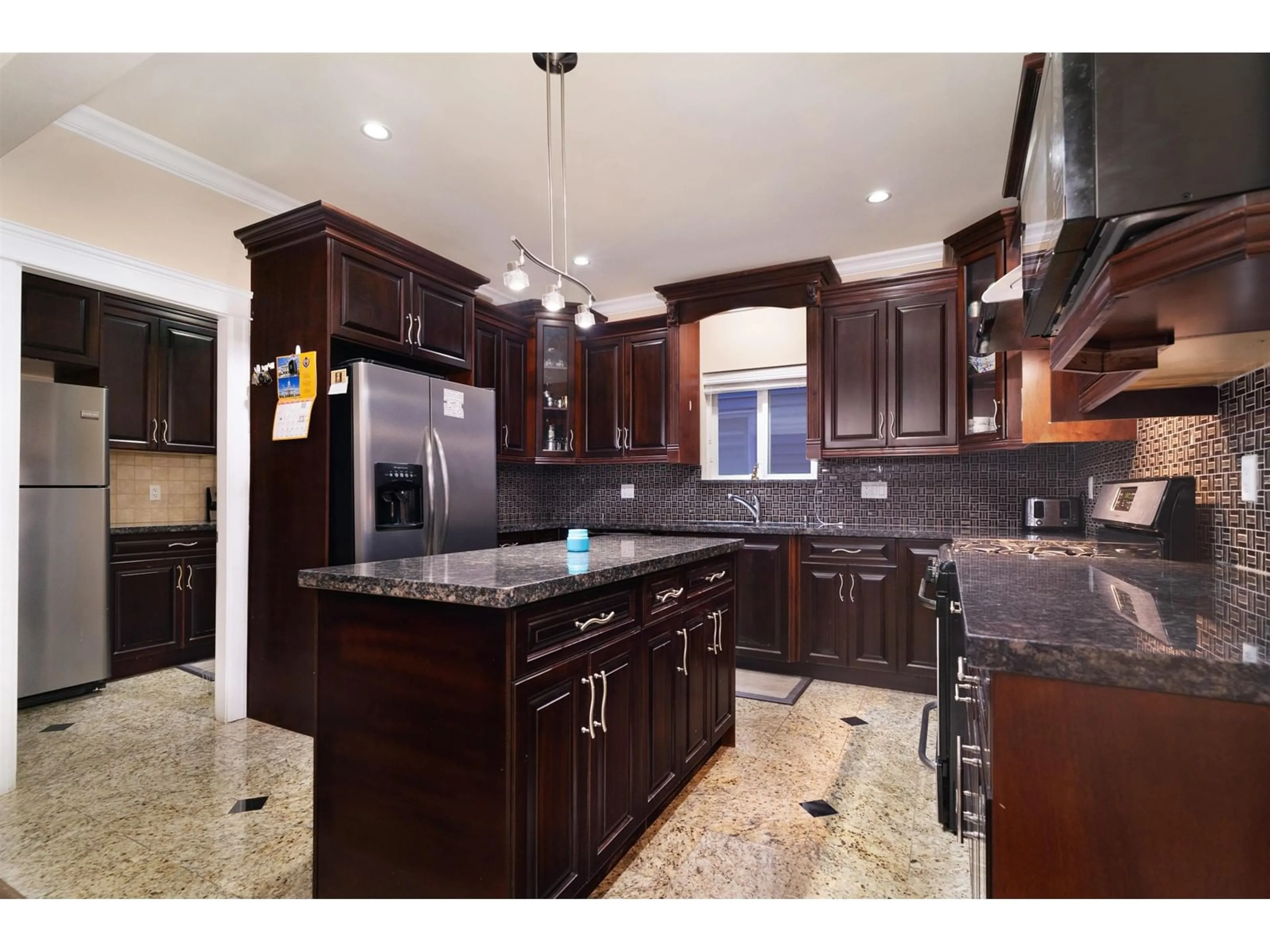 Open concept kitchen, ceramic/tile floor for 5878 129, Surrey British Columbia V3X0C7