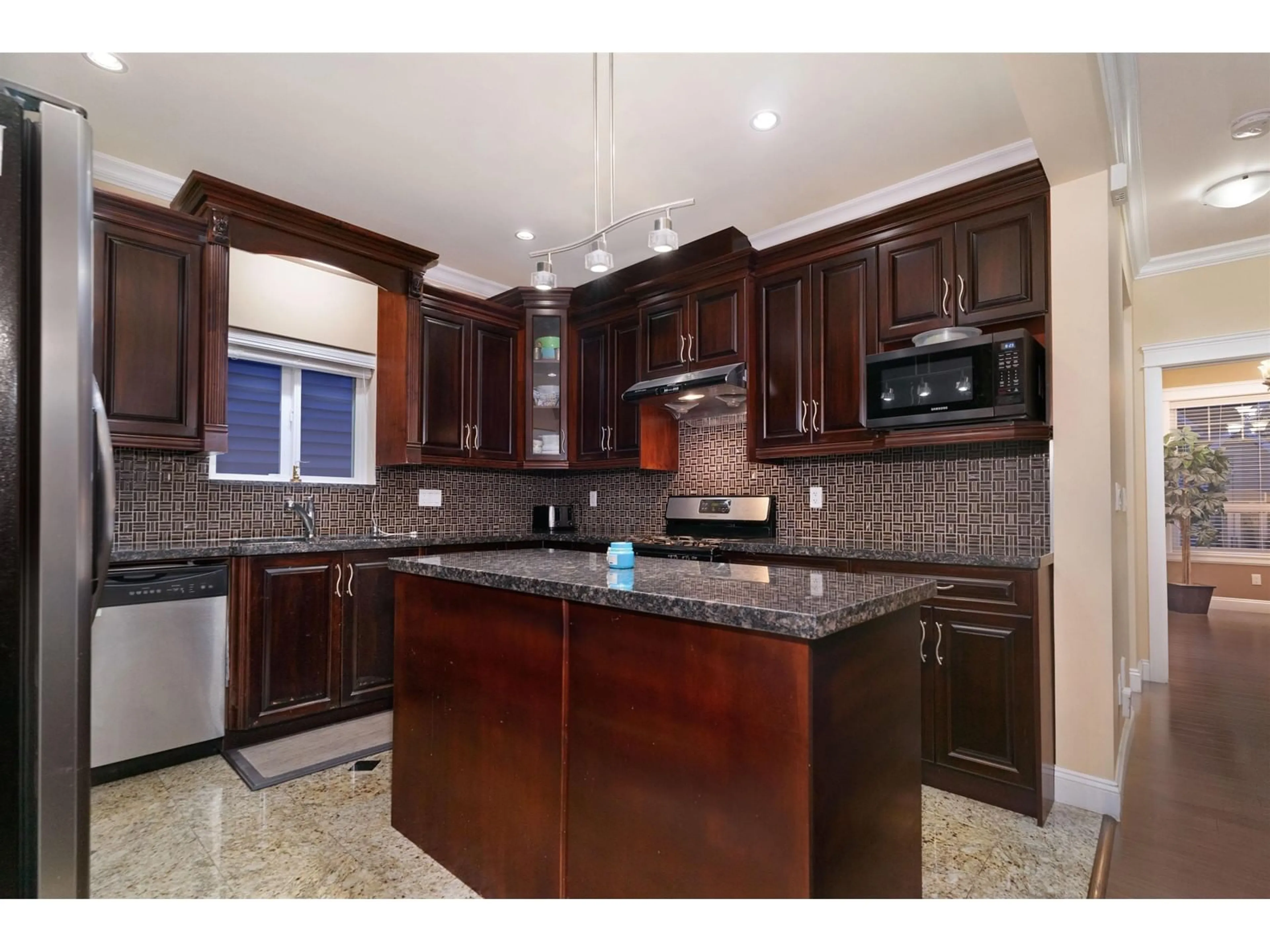 Open concept kitchen, ceramic/tile floor for 5878 129, Surrey British Columbia V3X0C7