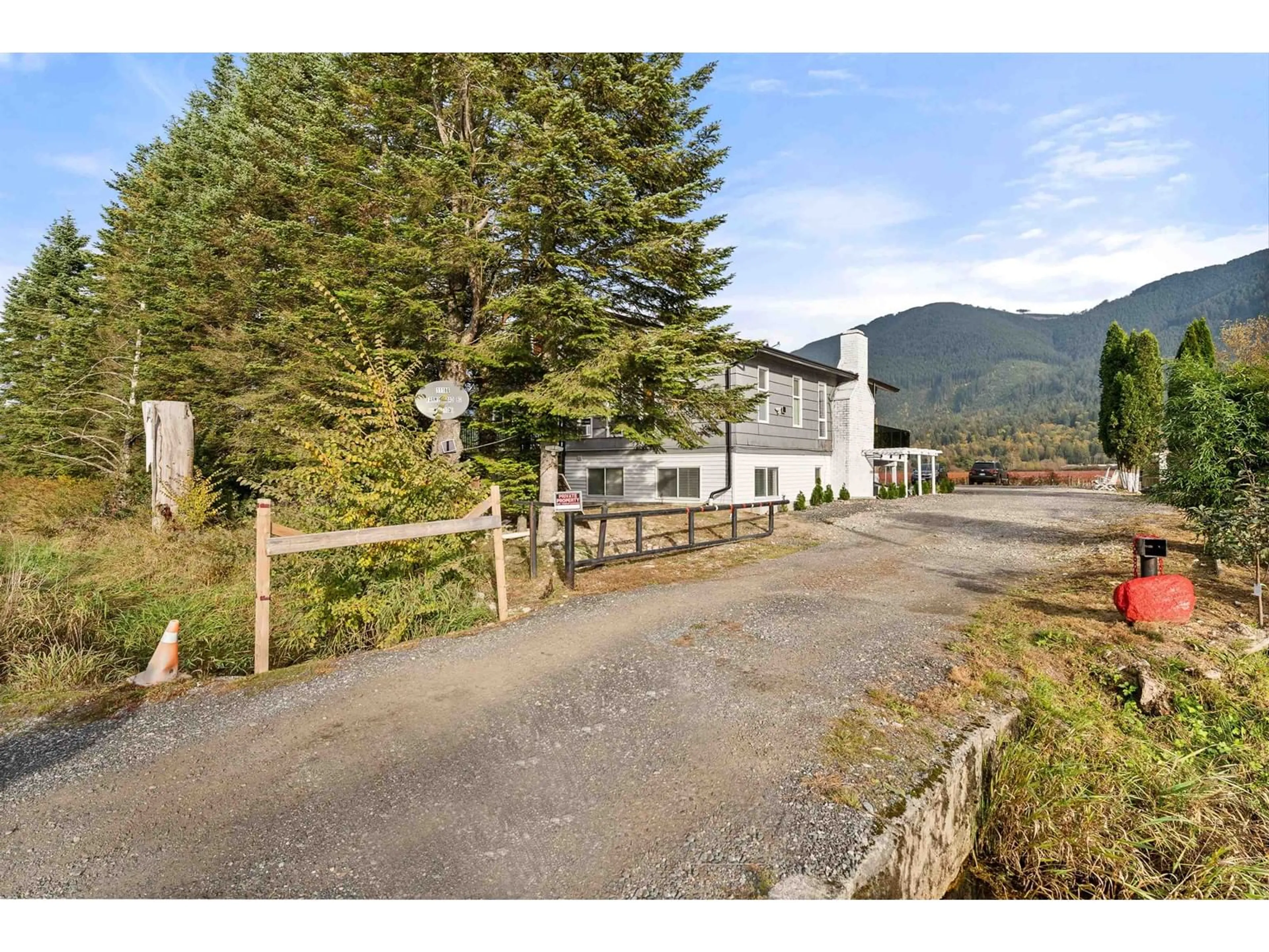 A pic from outside/outdoor area/front of a property/back of a property/a pic from drone, mountain view for 11186 FARMS, Mission British Columbia V2V4J1