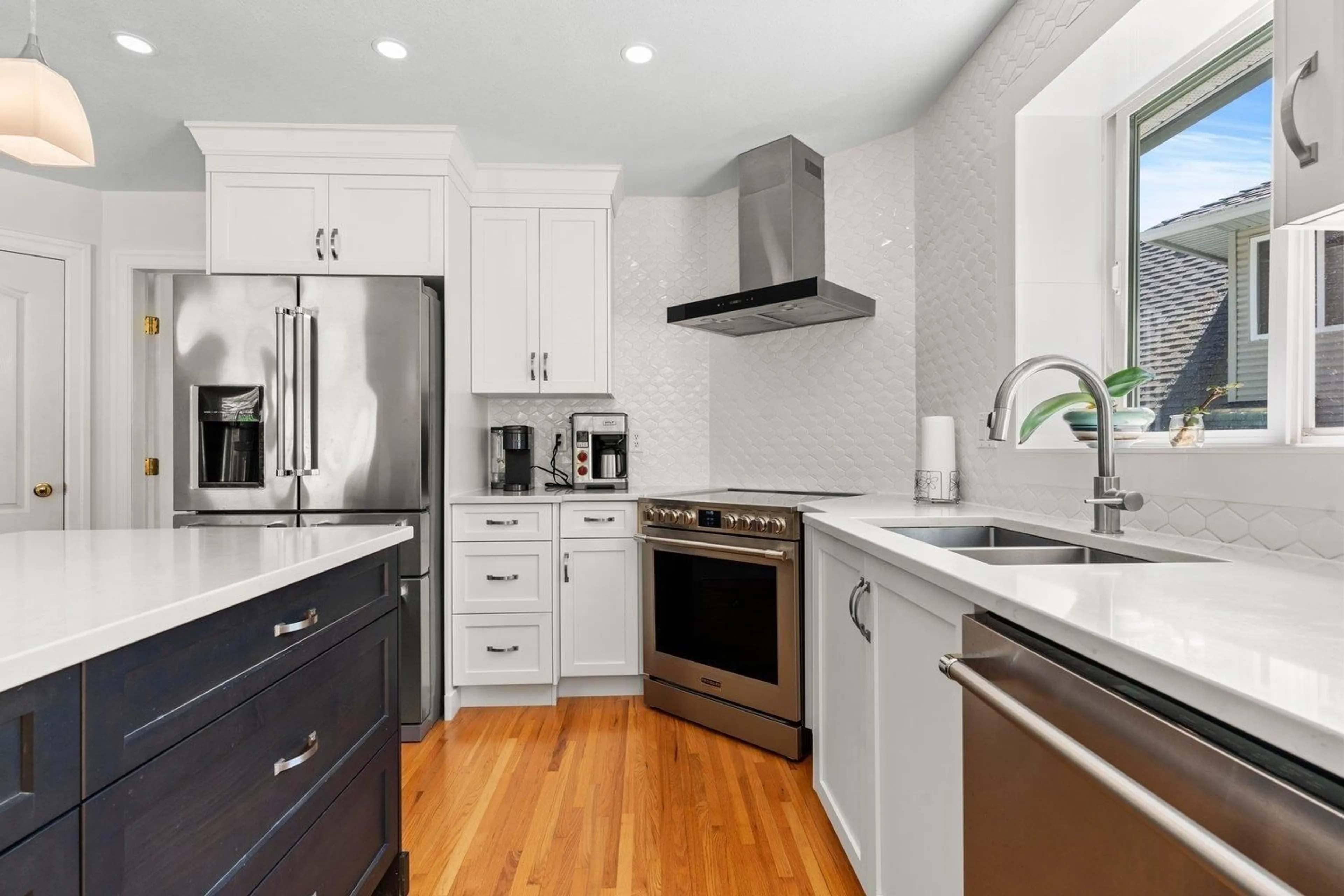 Contemporary kitchen, unknown for 36477 COUNTRY, Abbotsford British Columbia V3G1M2