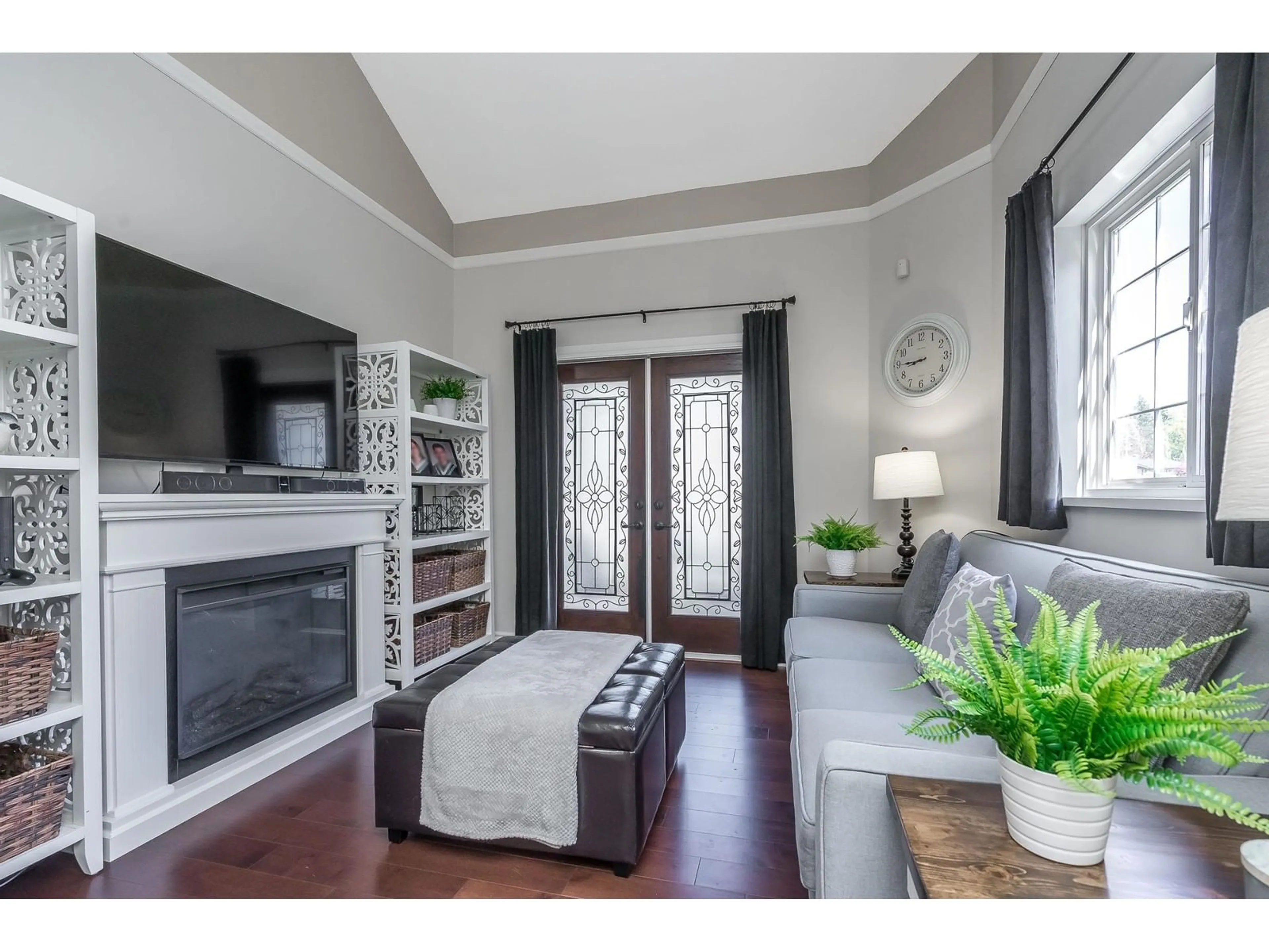 Living room with furniture, wood/laminate floor for 20226 93A, Langley British Columbia V1M3Y7