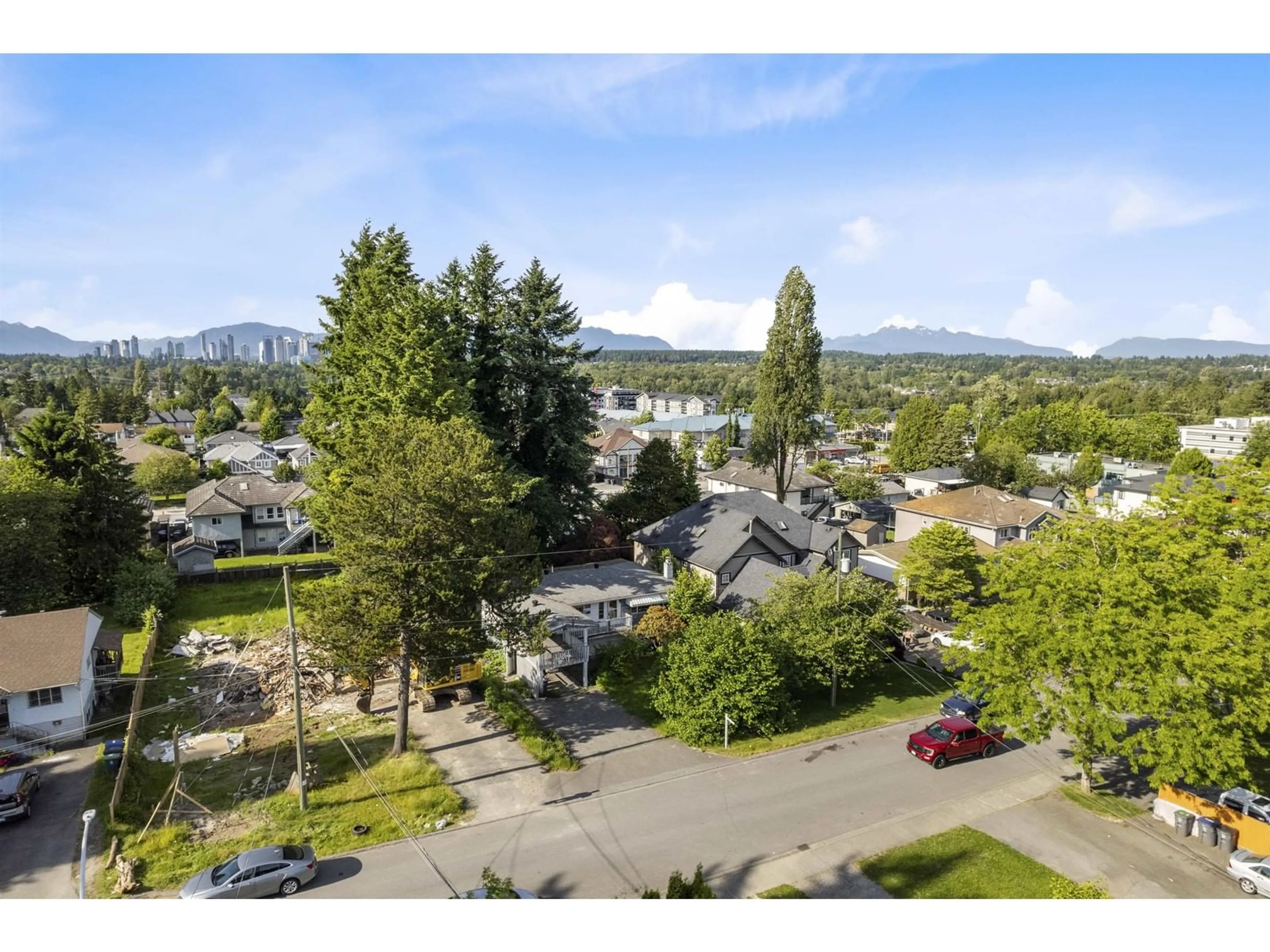 A pic from outside/outdoor area/front of a property/back of a property/a pic from drone, mountain view for 13517 79A, Surrey British Columbia V3W2Z3