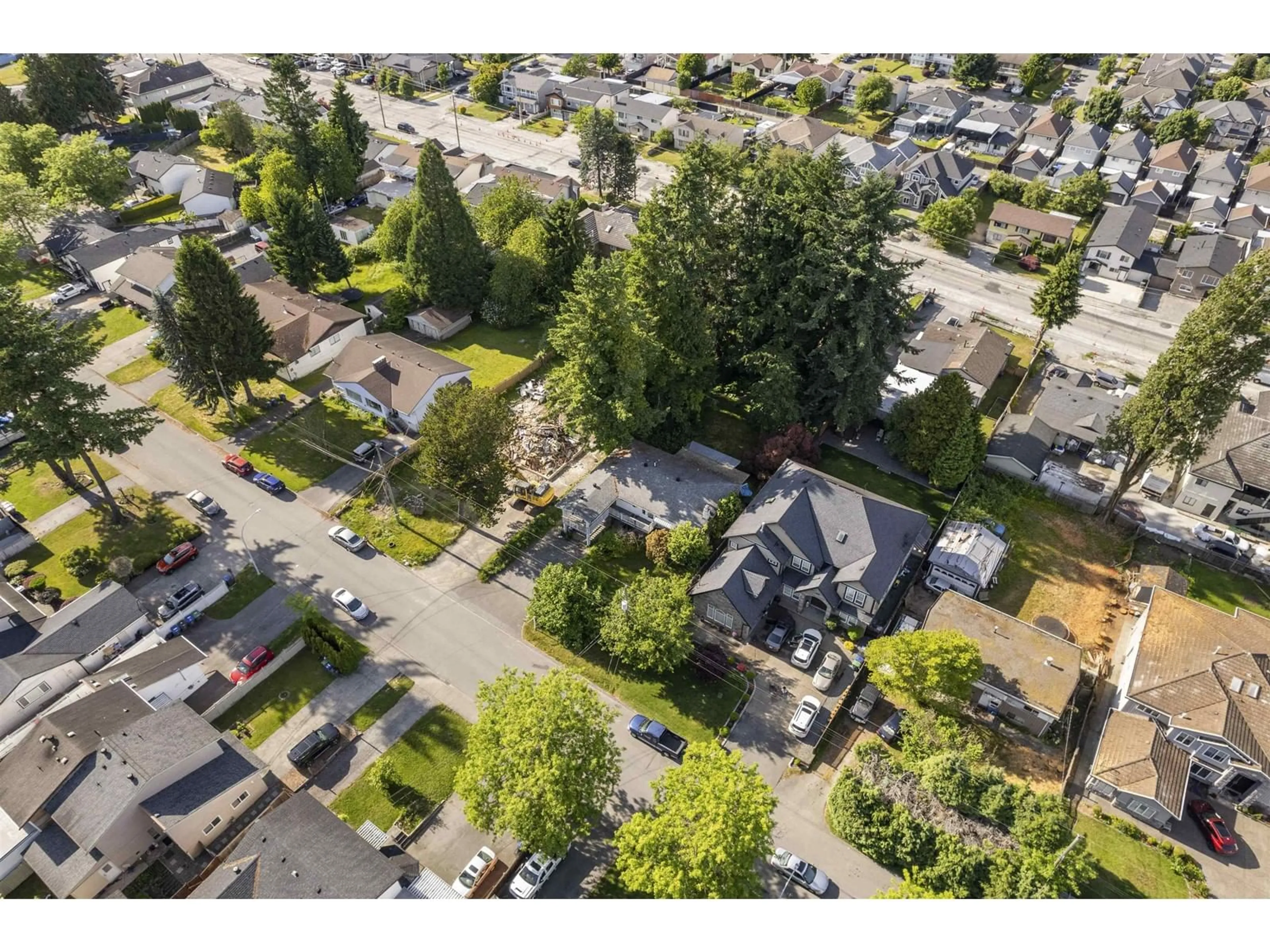 A pic from outside/outdoor area/front of a property/back of a property/a pic from drone, street for 13517 79A, Surrey British Columbia V3W2Z3