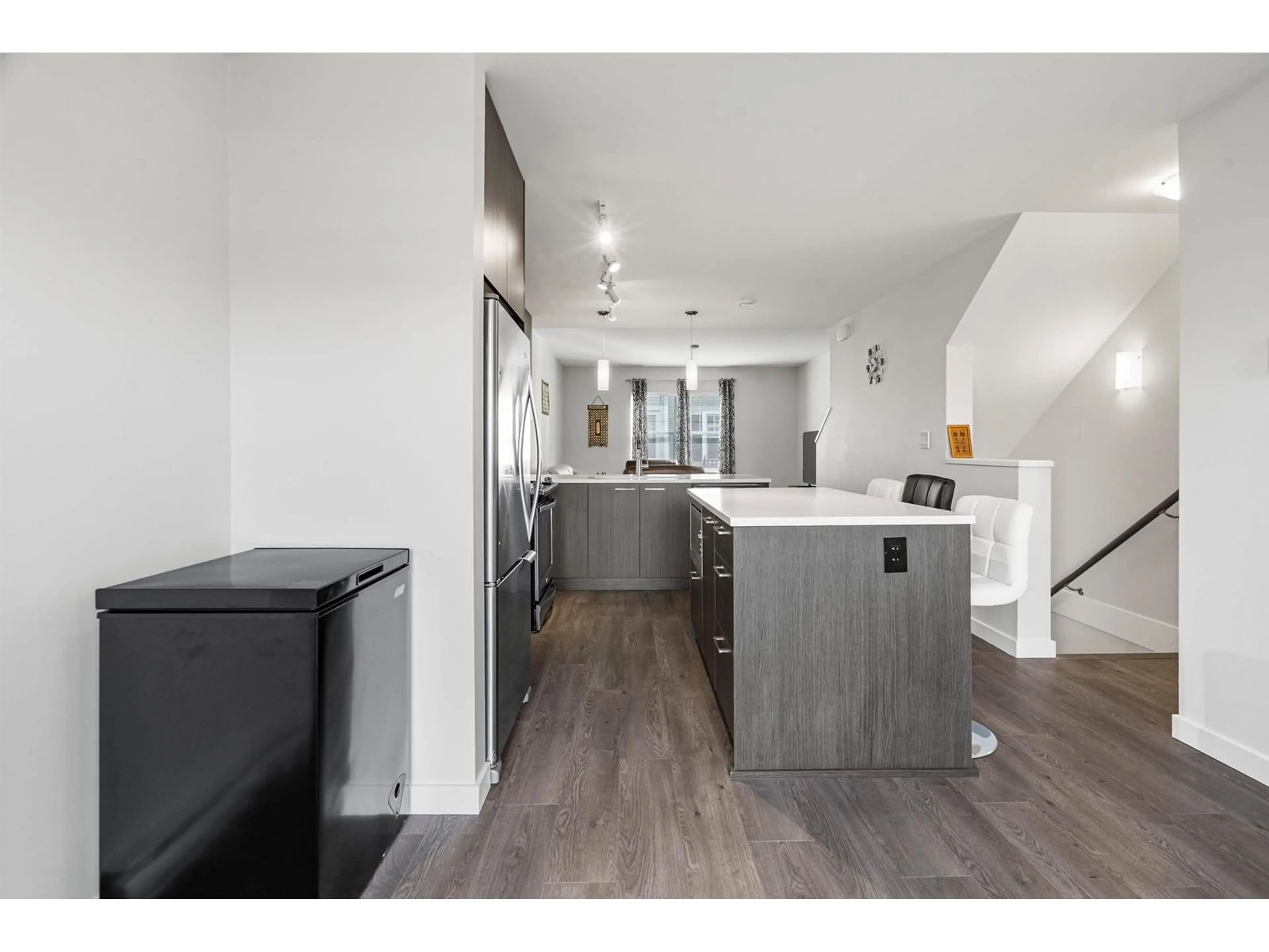 Open concept kitchen, wood/laminate floor for 150 - 32633 SIMON, Abbotsford British Columbia V2T0G9