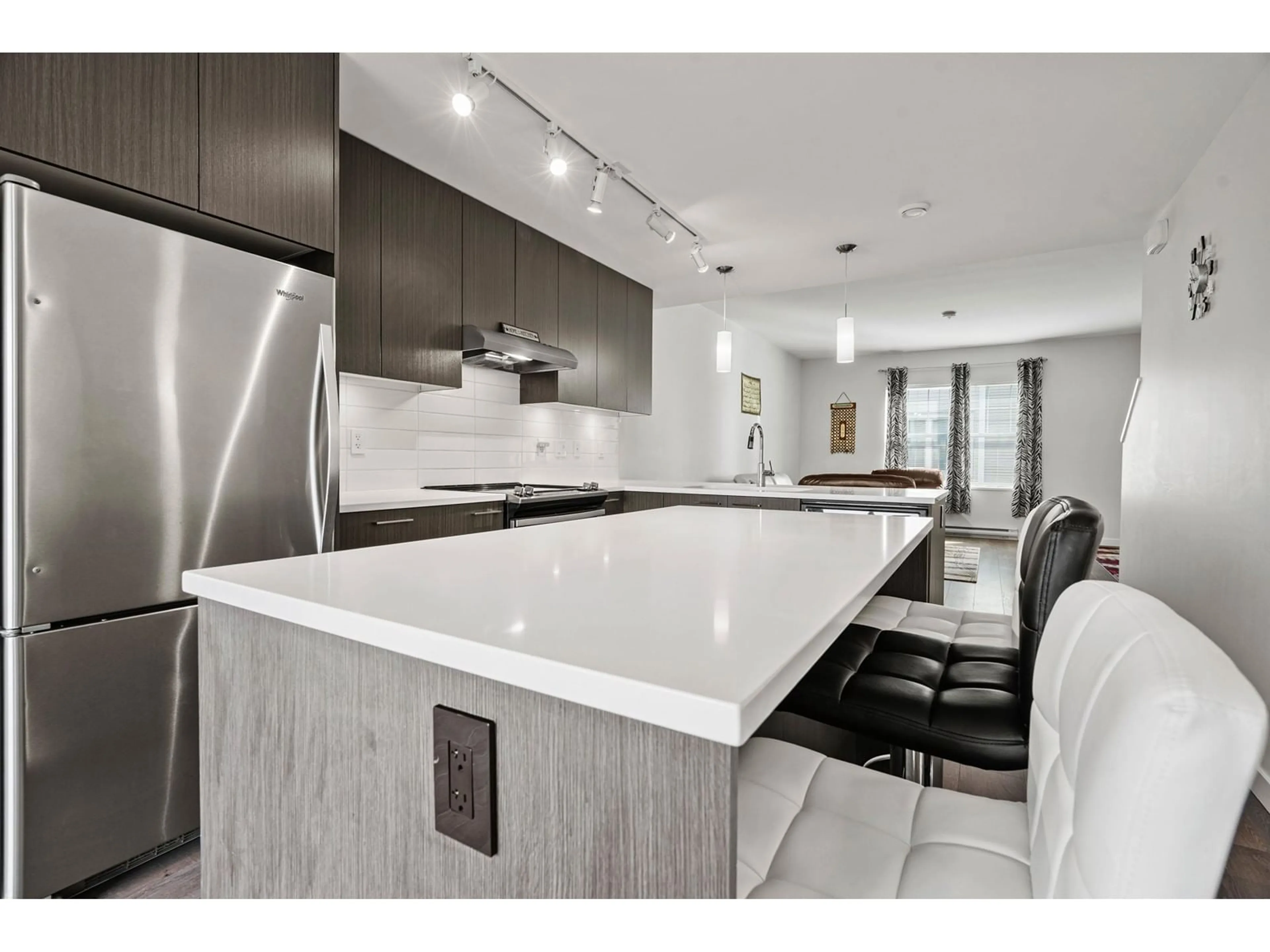 Contemporary kitchen, ceramic/tile floor for 150 - 32633 SIMON, Abbotsford British Columbia V2T0G9