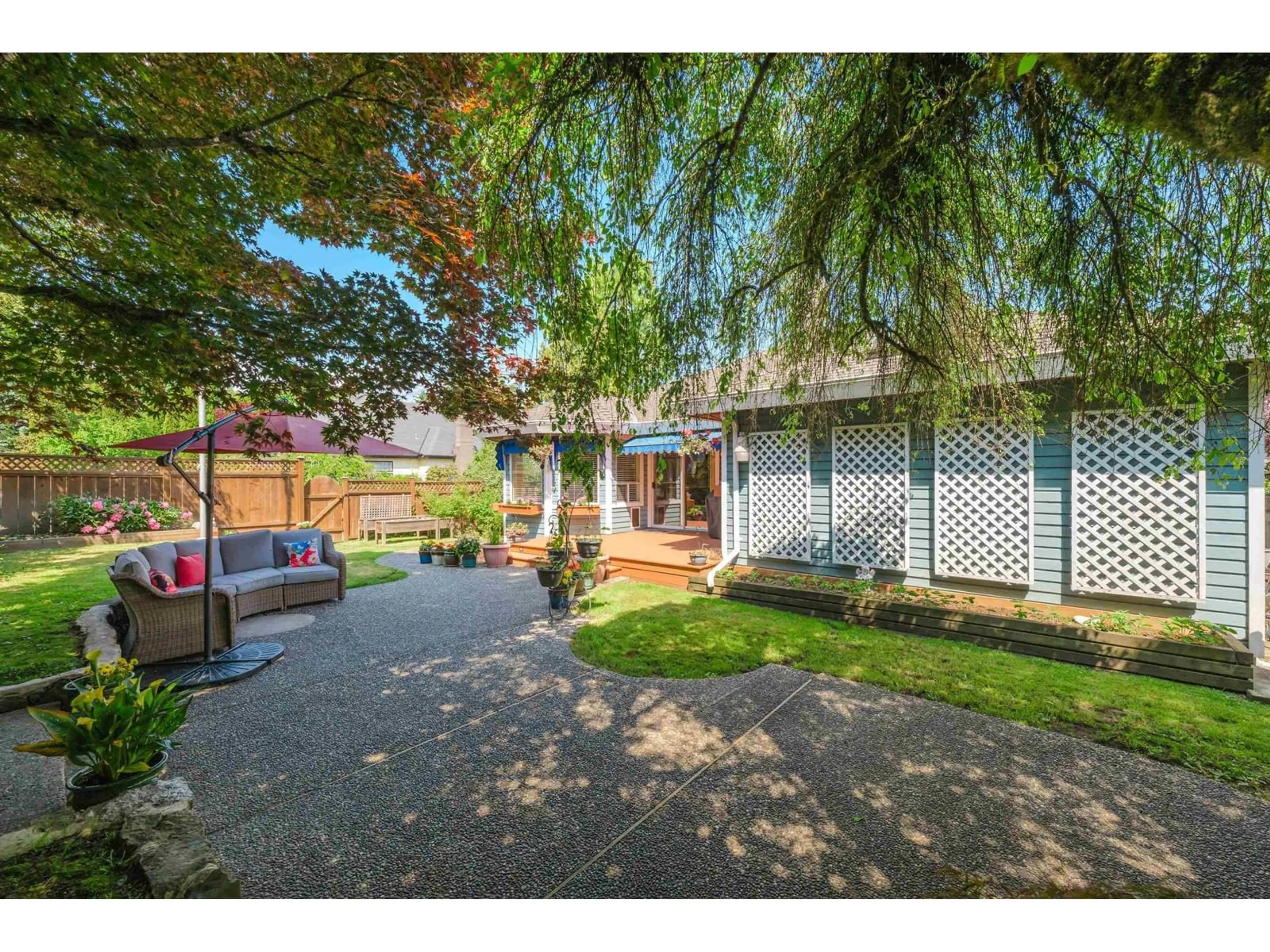 A pic from outside/outdoor area/front of a property/back of a property/a pic from drone, street for 10545 GLENWOOD EAST, Surrey British Columbia V4N1V9