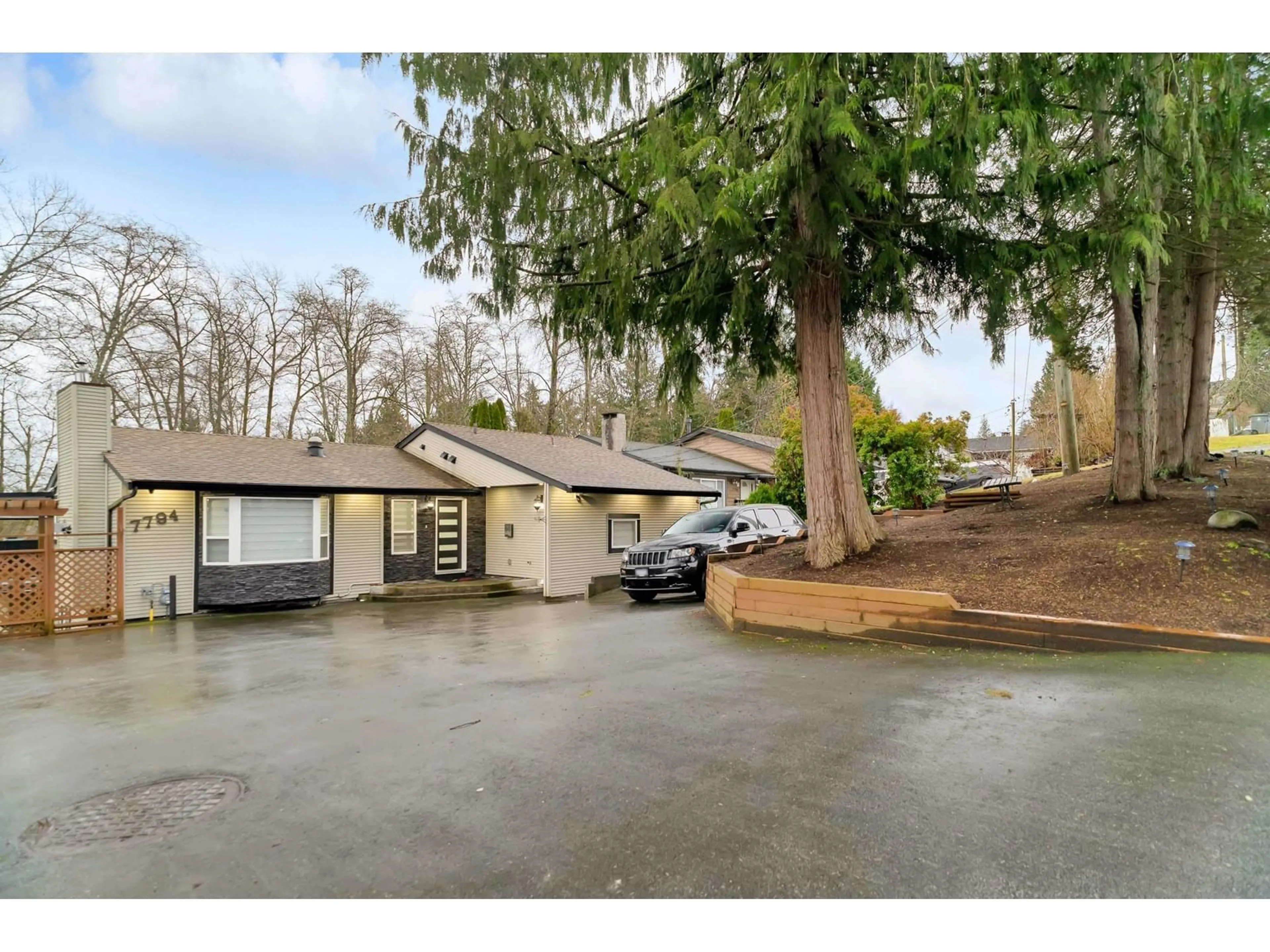 A pic from outside/outdoor area/front of a property/back of a property/a pic from drone, street for 7794 141B, Surrey British Columbia V3W6J7