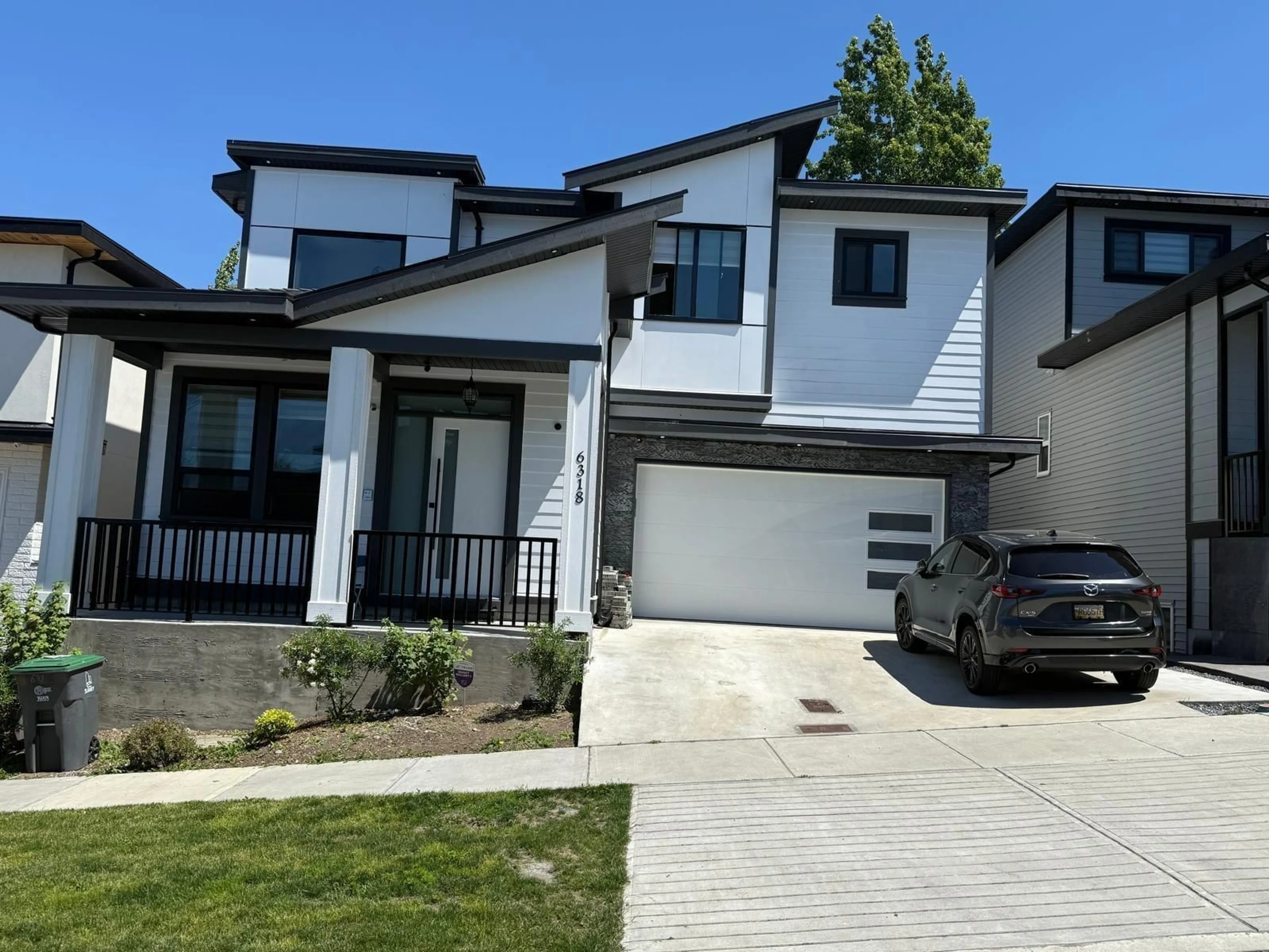 Home with vinyl exterior material, street for 6318 150A, Surrey British Columbia V3S3H8