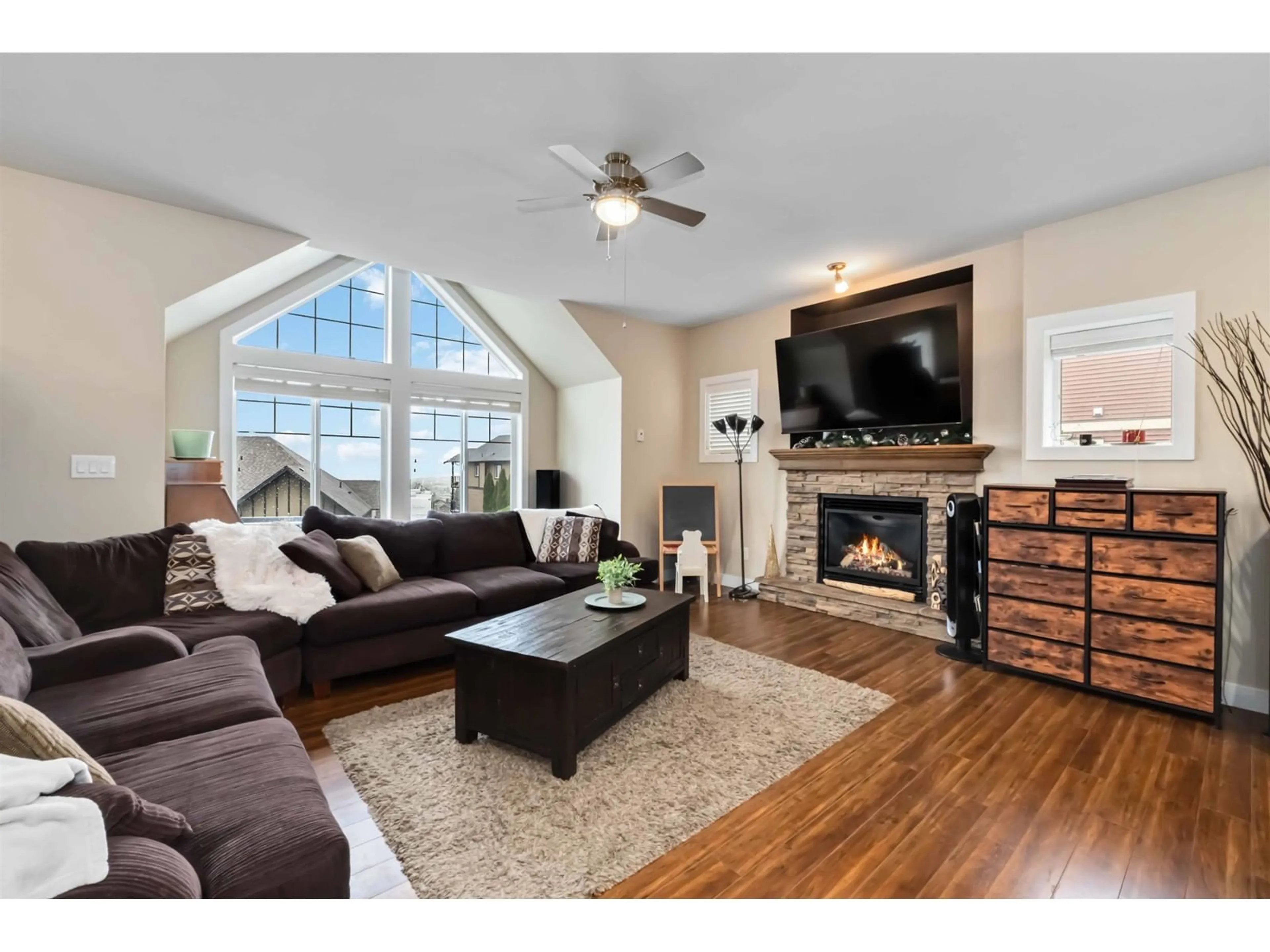 Living room with furniture, wood/laminate floor for 47216 SKYLINE DRIVE, Chilliwack British Columbia V2R0R4