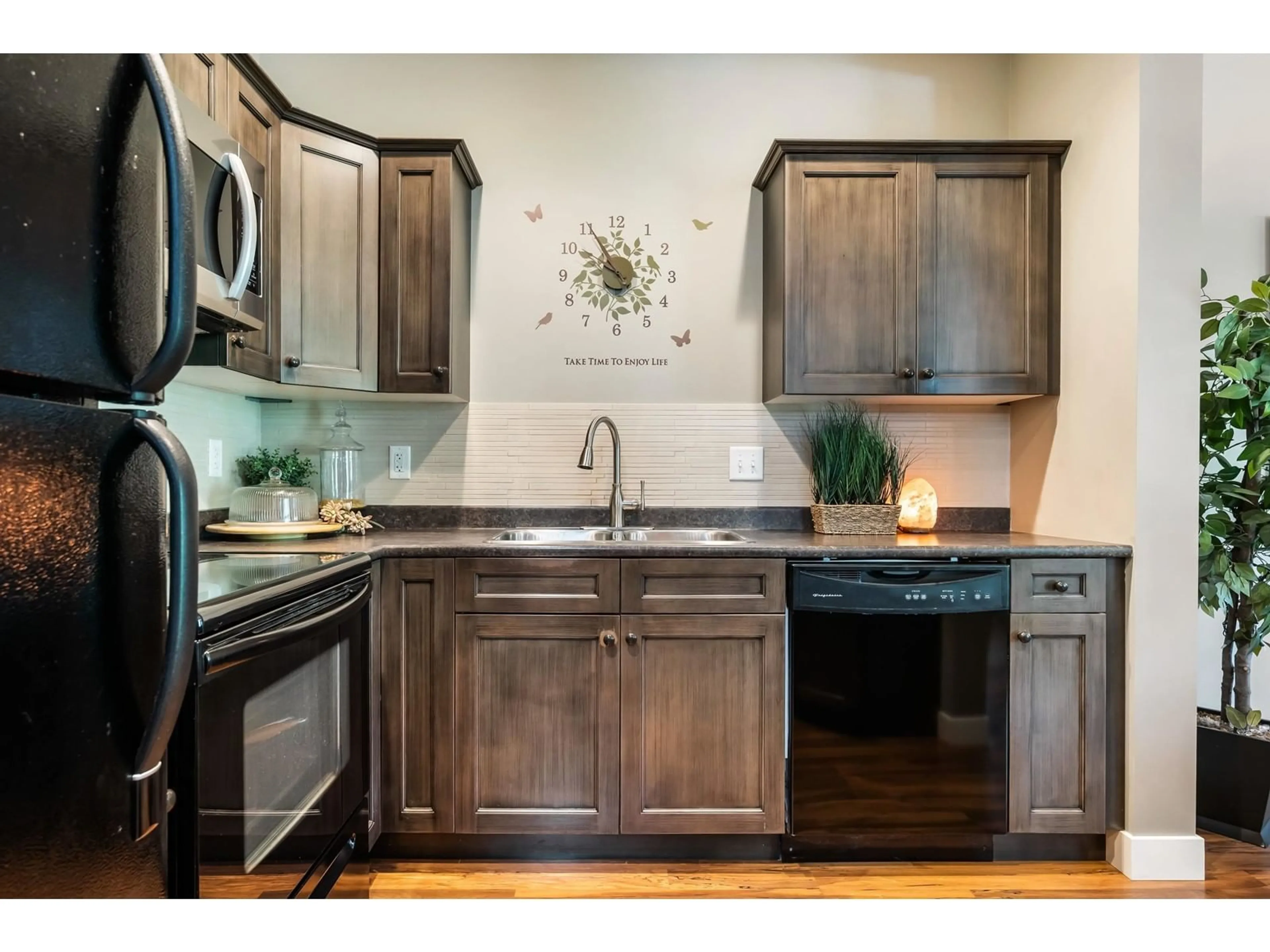 Open concept kitchen, wood/laminate floor for 15 - 46791 HUDSON ROAD, Chilliwack British Columbia V2R0L5
