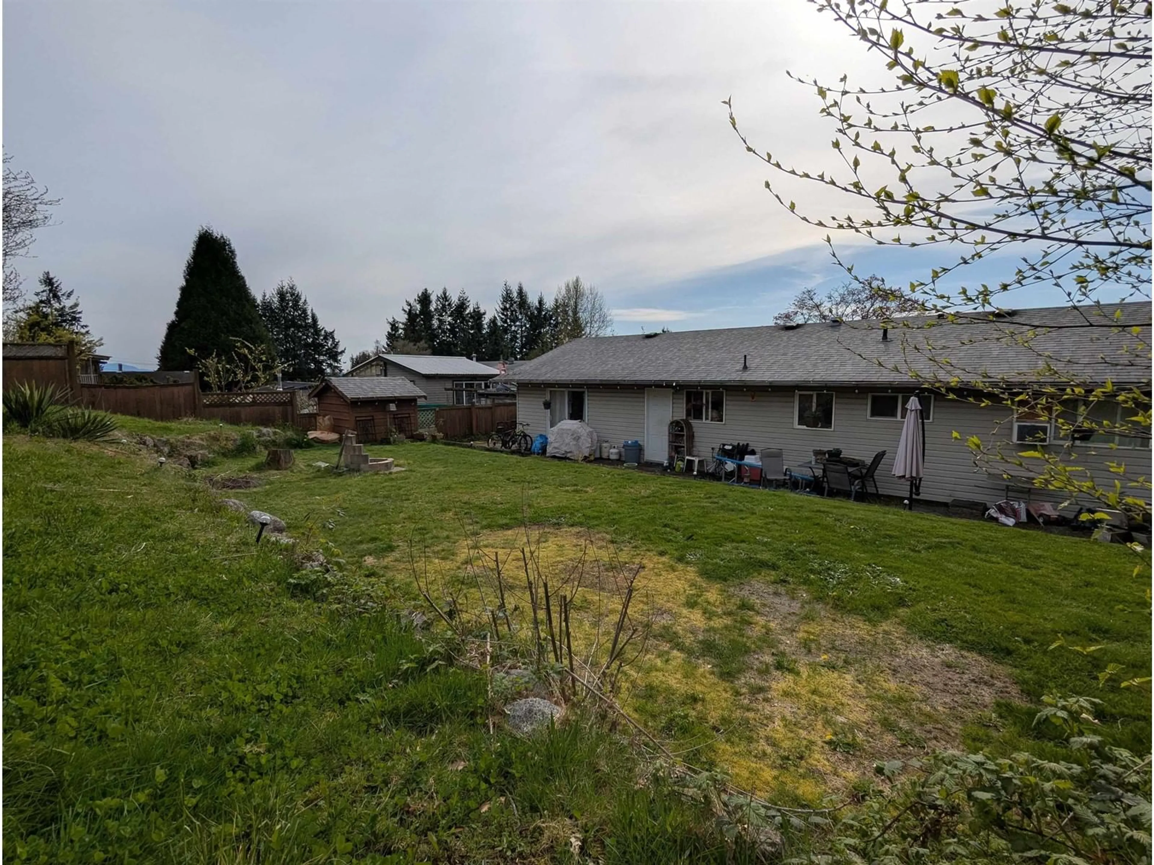 A pic from outside/outdoor area/front of a property/back of a property/a pic from drone, mountain view for 7936 EAGLE, Mission British Columbia V2V5G3
